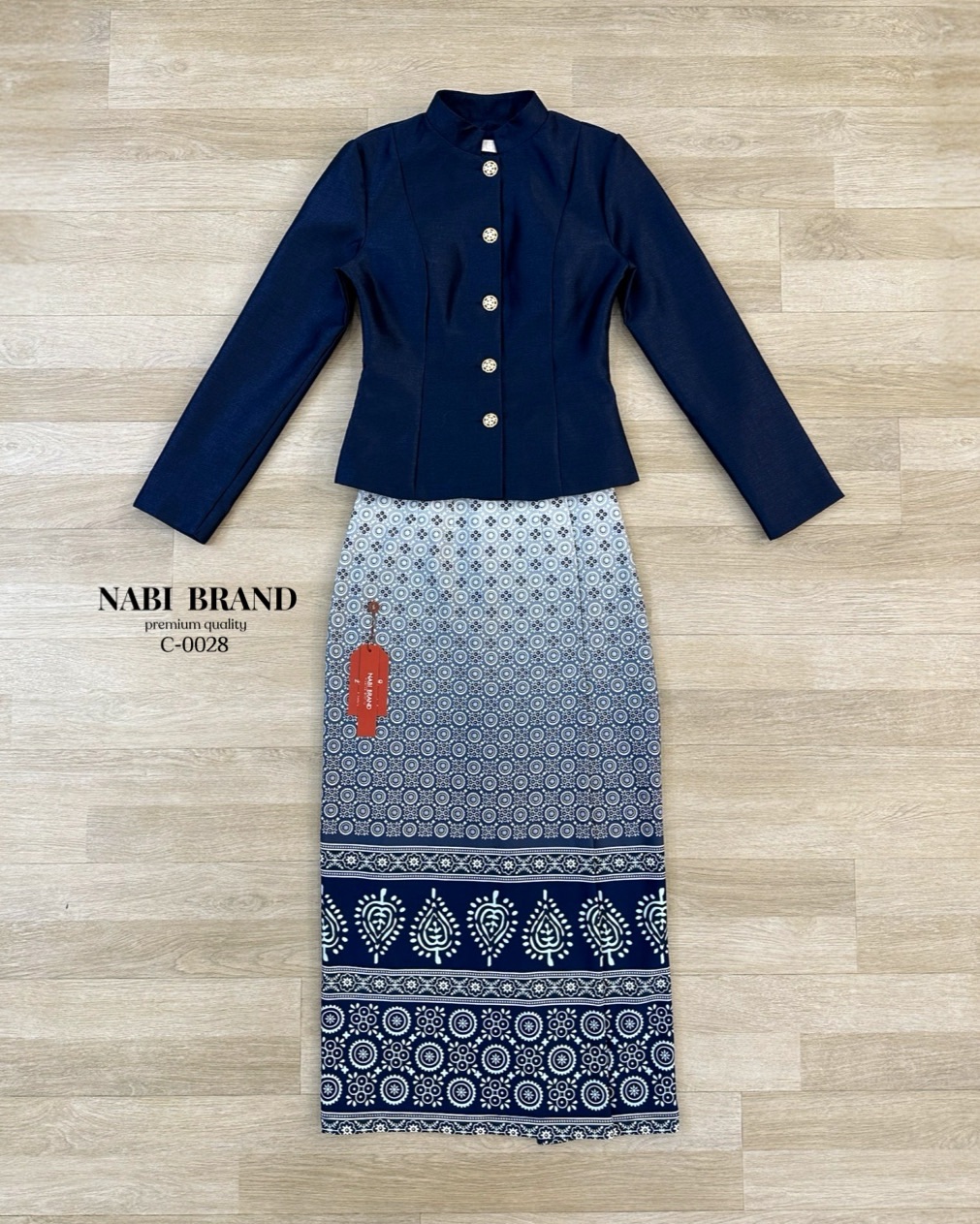 ชุดเซ็ตเสื้อแขนยาวสีกรม แต่งกระดุมด้านหน้า ดีไซน์สวยหรู มีฟองน้ำในตัว ผ้าอยู่ทรง มาคู่กระโปรงพิมพ์ลายสีกรมตัดขาว ผ้านุ่มนวลใส่สบายมากๆ ผ่าด้านหลังเพื่อเดินสะดวก งานซิปหลังทั้งคู่ สวมใส่ง่าย สามารถ ใส่ออกงาน ใส่ไปวัด งานมงคล ได้เลยค่ะ ห้ามพลาดนะคะ สวยหรูสม