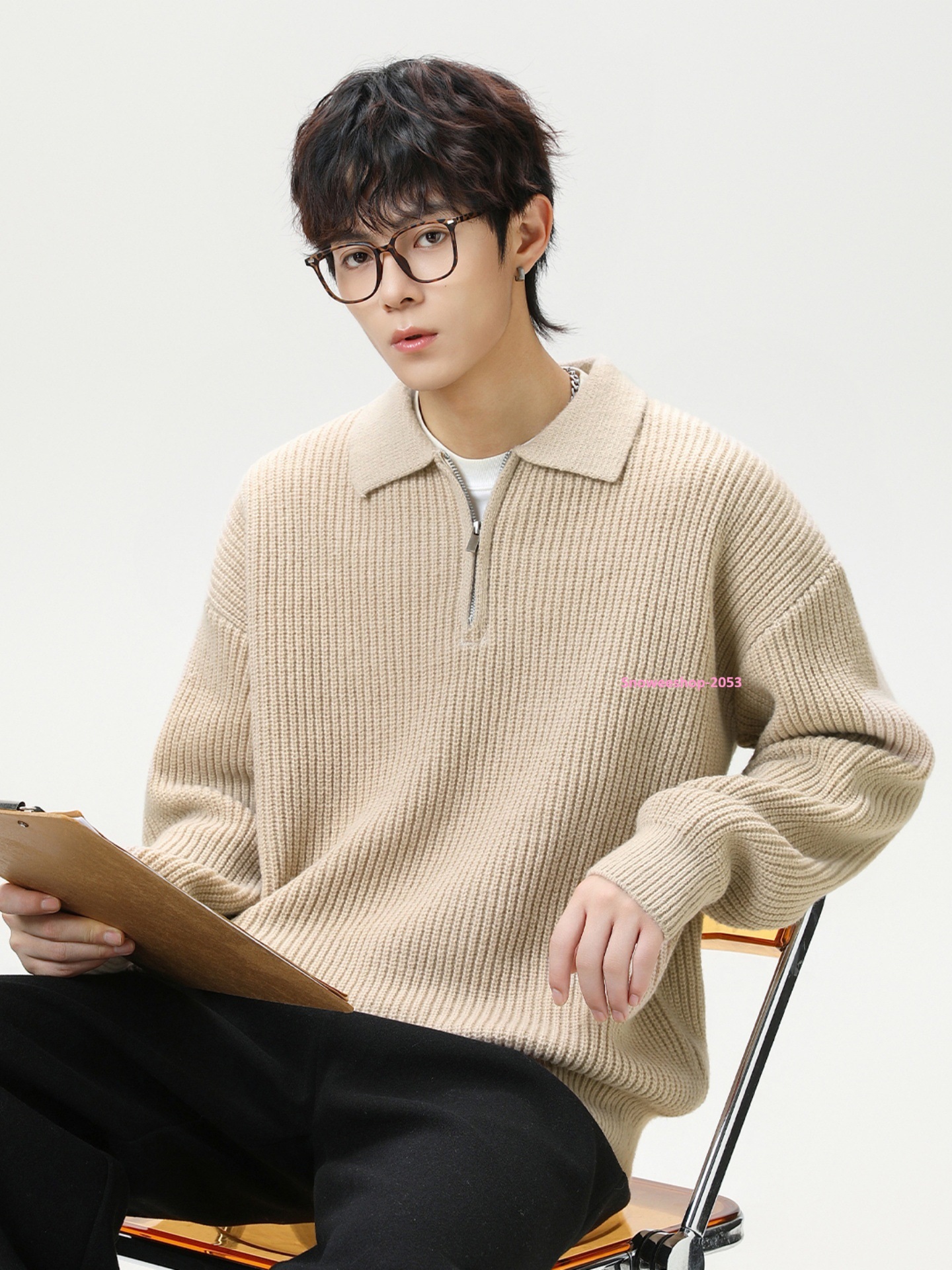 อากาศเย็นๆ ต้องมีตัวนี้ติดตู้ อากาศเย็นๆ ต้องมีตัวนี้ติดตู้ โอเวอร์ไซ ทรงหลวมใส่แล้วดูสบายๆ แต่เท่มาก ผ้าหนานุ่ม อุ่นกำลังดี มีให้เลือก 4 สี ใส่ได้ทุกโทน จะใส่เที่ยวเมืองหนาว หรือเดินเล่นในเมืองก็สไตล์จัดเต็ม