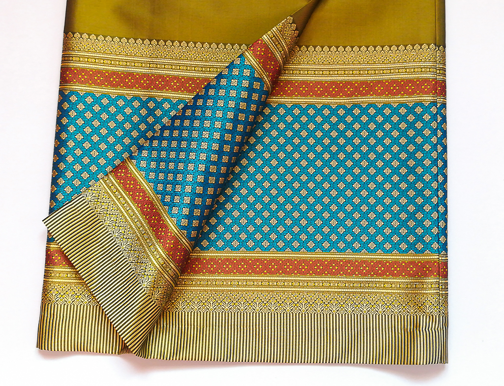 ผ้าถุงไหมสำเร็จรูป (สีเขียวปีกแมลงทับ) งานตัดเย็บประณีต อัดผ้ากาวตามสีของผ้าถุง เนื้องานดีเกรด A (รอบเอว 30 นิ้ว)