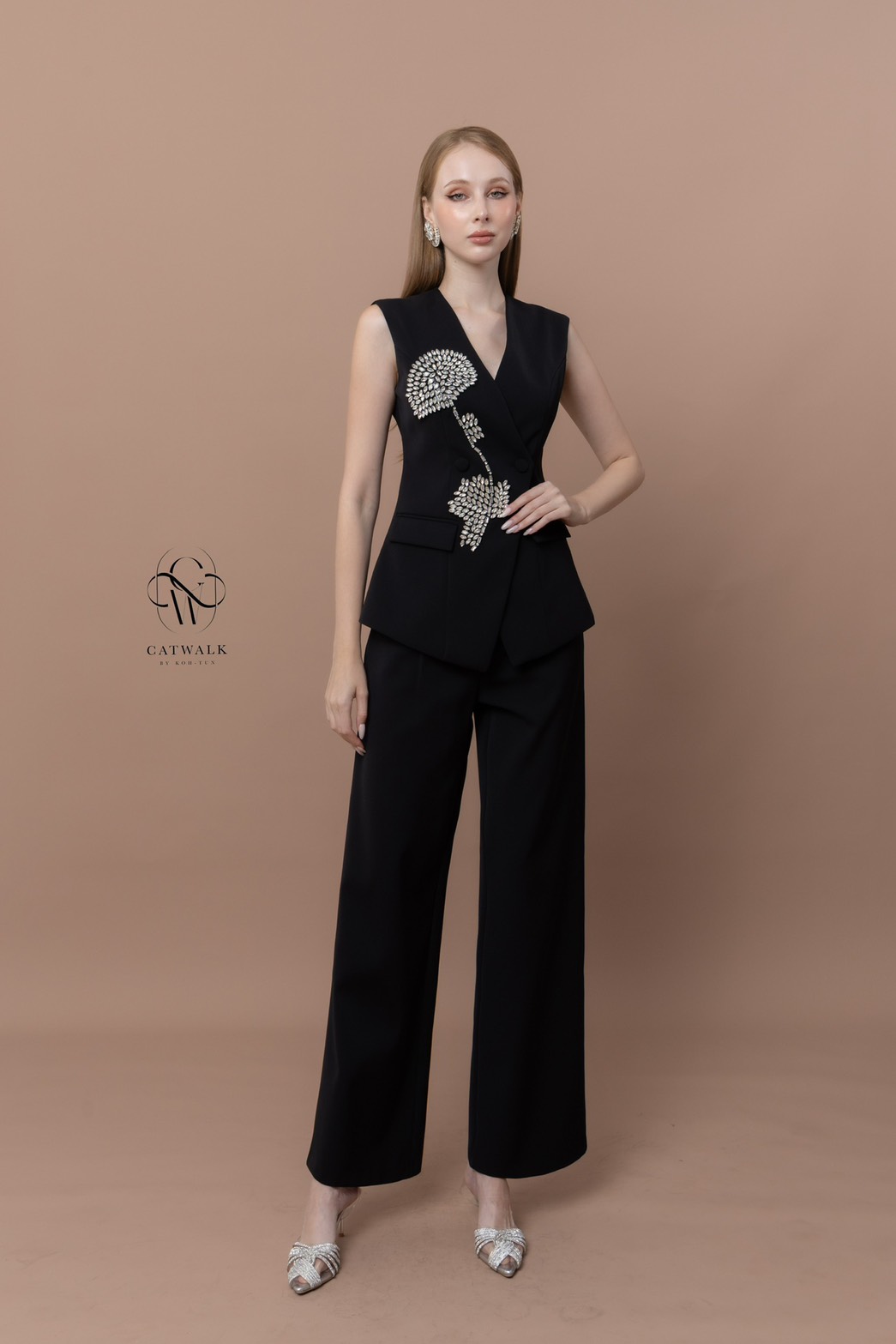 งานป้าย CATWALK BY KOH-TUN Detail>>> เท่ห์หรู ดูแพงสุดๆ กับเซตเสื้อแขนกุดปักดอกไม้เพชร+กางเกงทรงสวย เนื้อผ้าเกรดเอ ตัวเสื้อเป็นทรงเข้ารูปป้ายหน้า เพิ่มความหรูหราด้วยการตกแต่งด้วยเพชรมาเรียงกันเป็นดอกไม้ มาคู่กับกางเกงทรงขาบาน เนื้อผ้าเดียวกับตัวเ