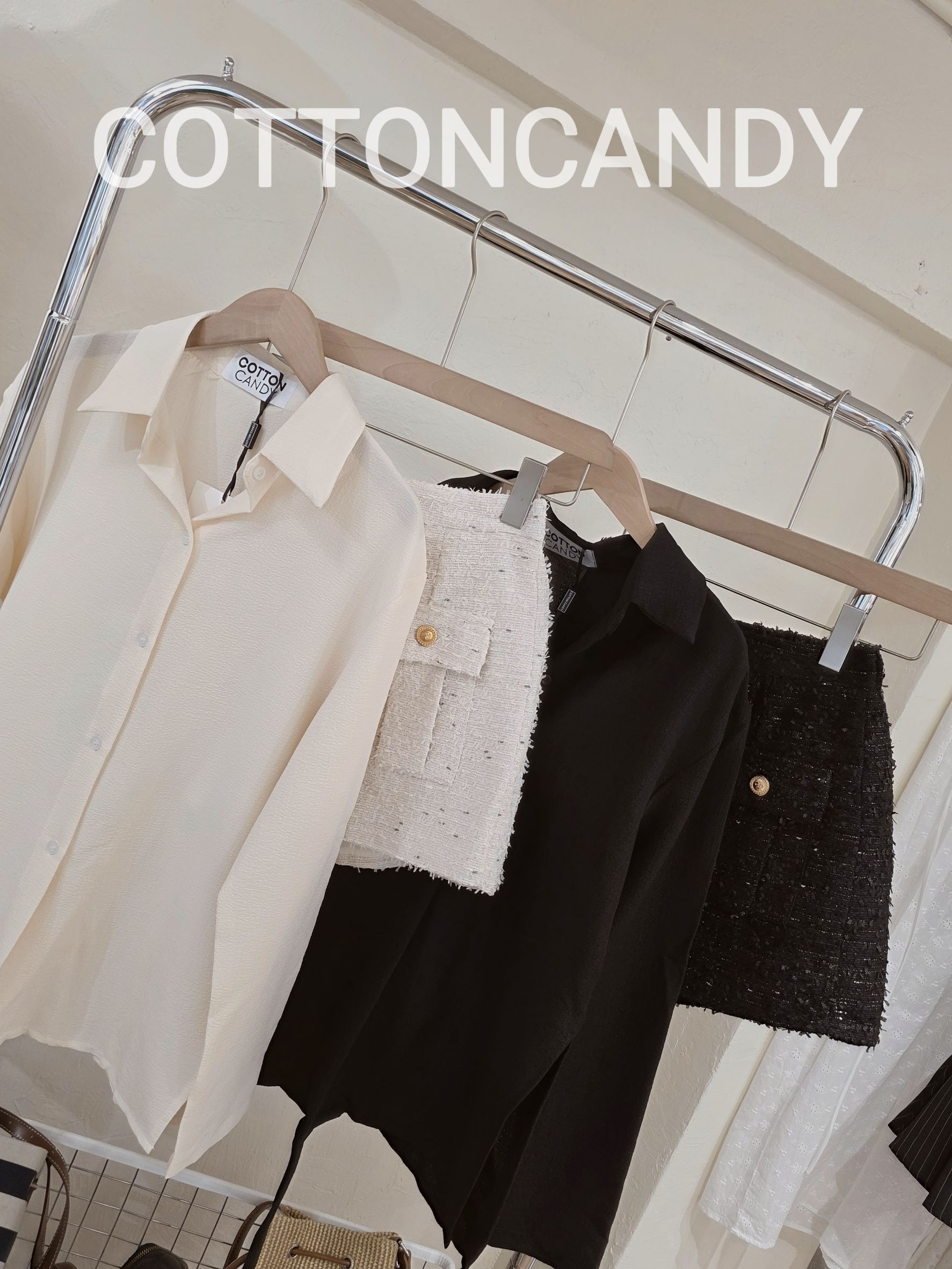 Tag#cottoncandy ชุดเซทสุดเริ่ดมาแล้วคร่าาาา รถ่นนี้บอกเลยคุ้มมาก มา2ชิ้น ตัวเสื้อดีเทลเก็สุดๆ กางเกงผ้าชาแนลสวยจึ้งมากๆ รุ่นนี้ใส่เข้ากัยแบบจึ้งแน่นอนคร่าาาาาา