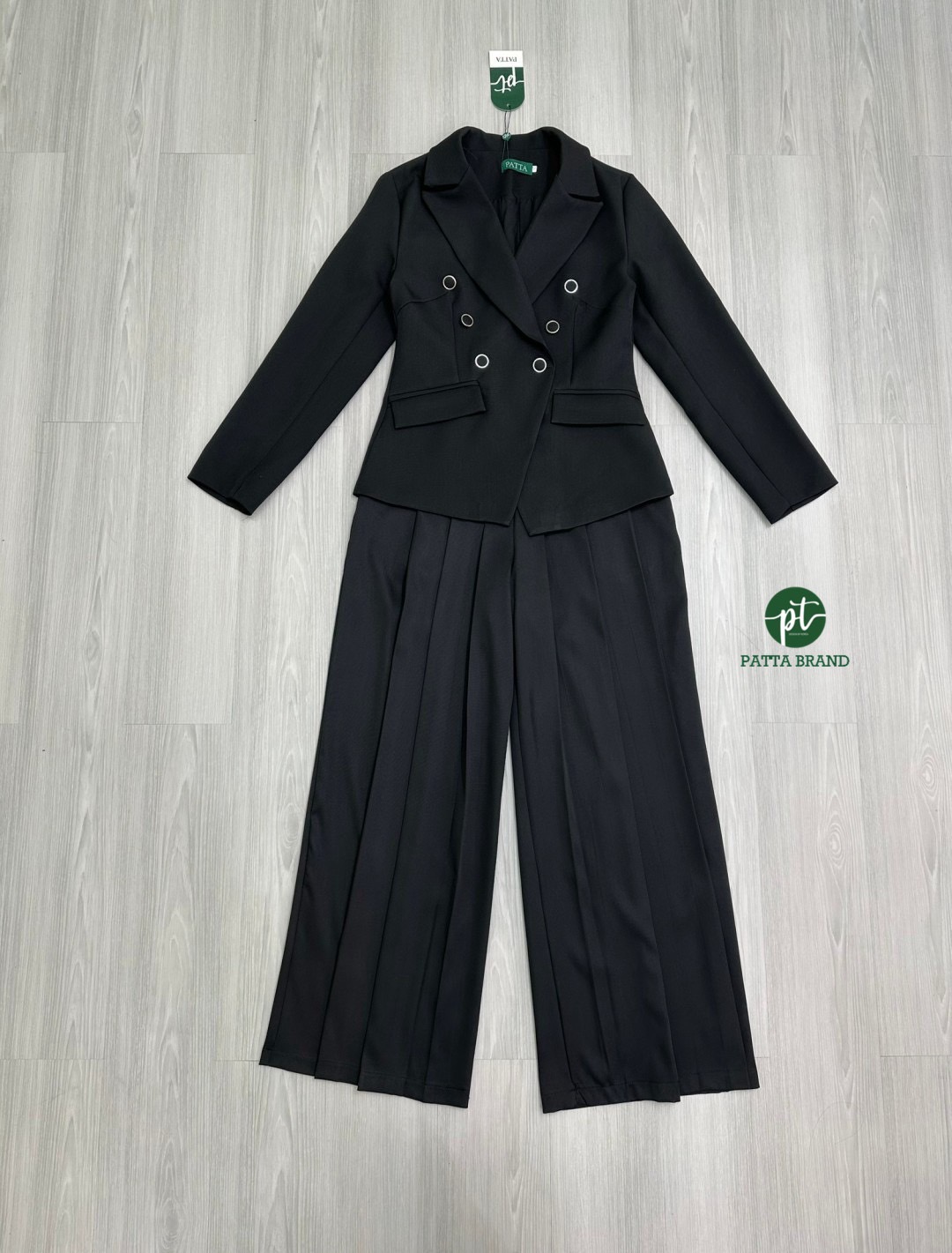 Set 2 ชิ้นสีดำ เสื้อสูททรงเข้ารูปแขนยาวคอปก แต่งกระดุมสีดำขอบเงินตั้งแต่ช่วงอกโค้งลงมาช่วงเอว เป็นกระดุมคู่ใช้งานได้จริง กระเป๋าล้วงที่เสื้อทั้งสองข้าง เนื้อผ้าหนามีซับในทั้งชุด มาพร้อมกับกางเกงขายาวเนื้อผ้าสีดำอัดจีบรอบตัวให้ดูคล้ายกระโปรงมีกระเป๋าล้วงทั