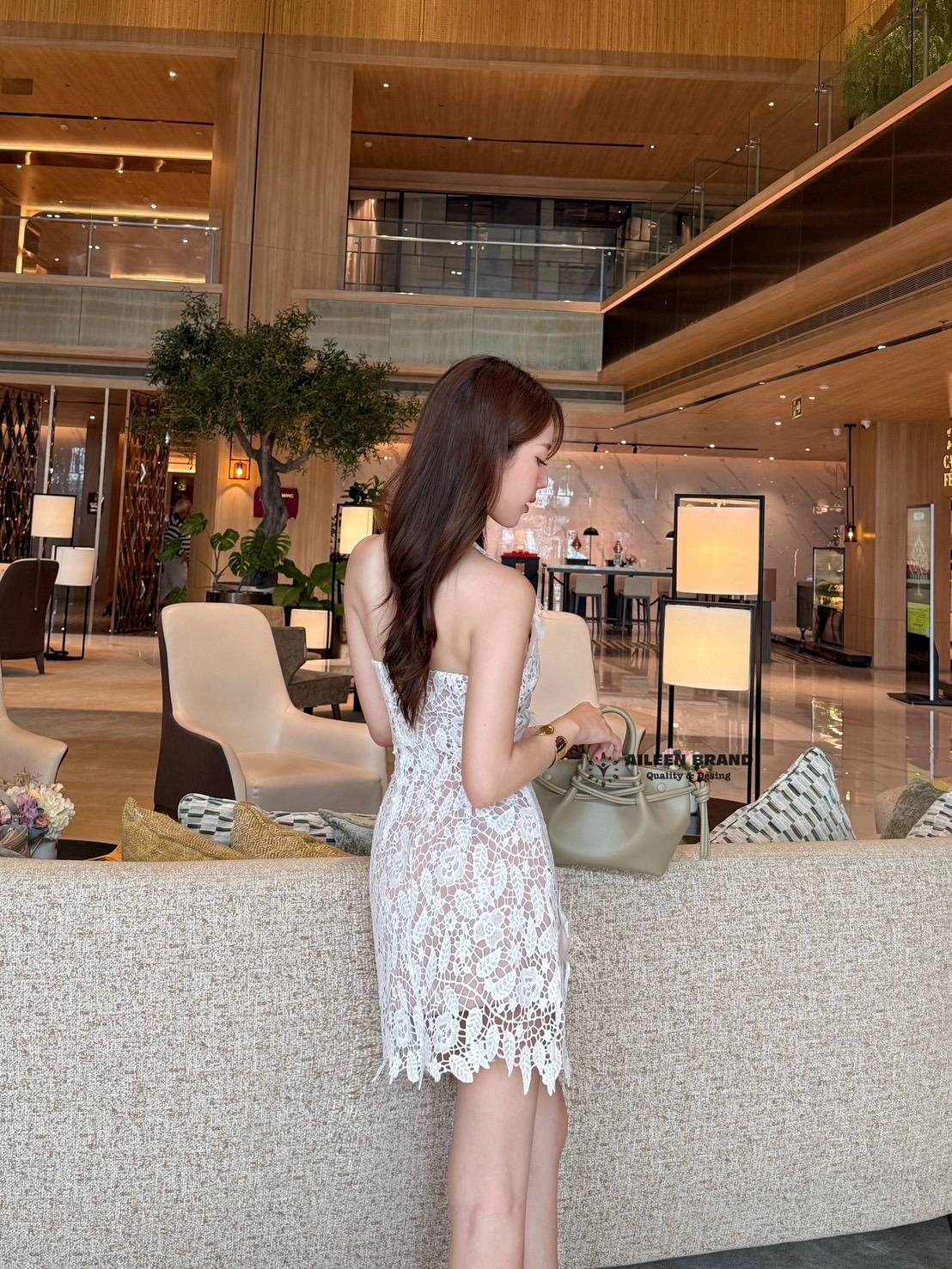 มินิเดรสคล้องคอ ช่วงอกเสริมฟองน้ำ งานเนื้อผ้าฉลุลูกไม้สีขาว ตัดกับชับในสีเนื้อ ดีเทลแต่งดอกไม้3D แซมด้วยขนนกและเพชร ด้านหน้า ปลายชายกระโปรงแต่งยั๊ก (ซิปหลัง)