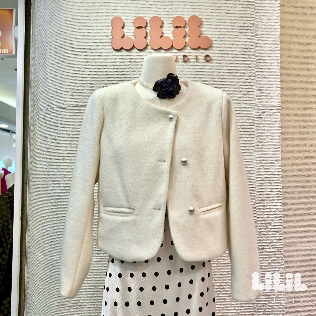 Korea style นุ่มมากค่ะ กับเสื้อคลุมผ้าขนกระต่ายสั้น กระดุมทองคู่ ซับในผ้าลื่นเย็บตาราง ทรงสวยcuttingเนี้ยบ พร้อมส่งค่ะ