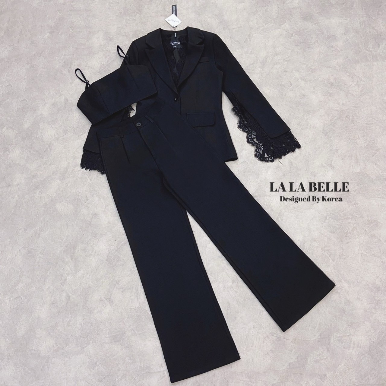 เซต3ชิ้นผ้าสูทอัดกาวอย่างดีผ้าดีทรงสวยเสื้อครอปสายเดี่ยวเสริมฟองน้ำปรับสายได้ใส่คู่กางเกงขายาวเอวสูงมีกระเป๋ากางเกง2ข้างมีซับในอัดกาวอย่างดีมาพร้อมเสื้อสูทคอปกแขนยาวผ่าแขนแต่งลูกไม้ช่วงขอบคอและขอบแขนมีซับในอัดกาวอย่างดีงานคุณภาพเกรดพรีเมี่ยม