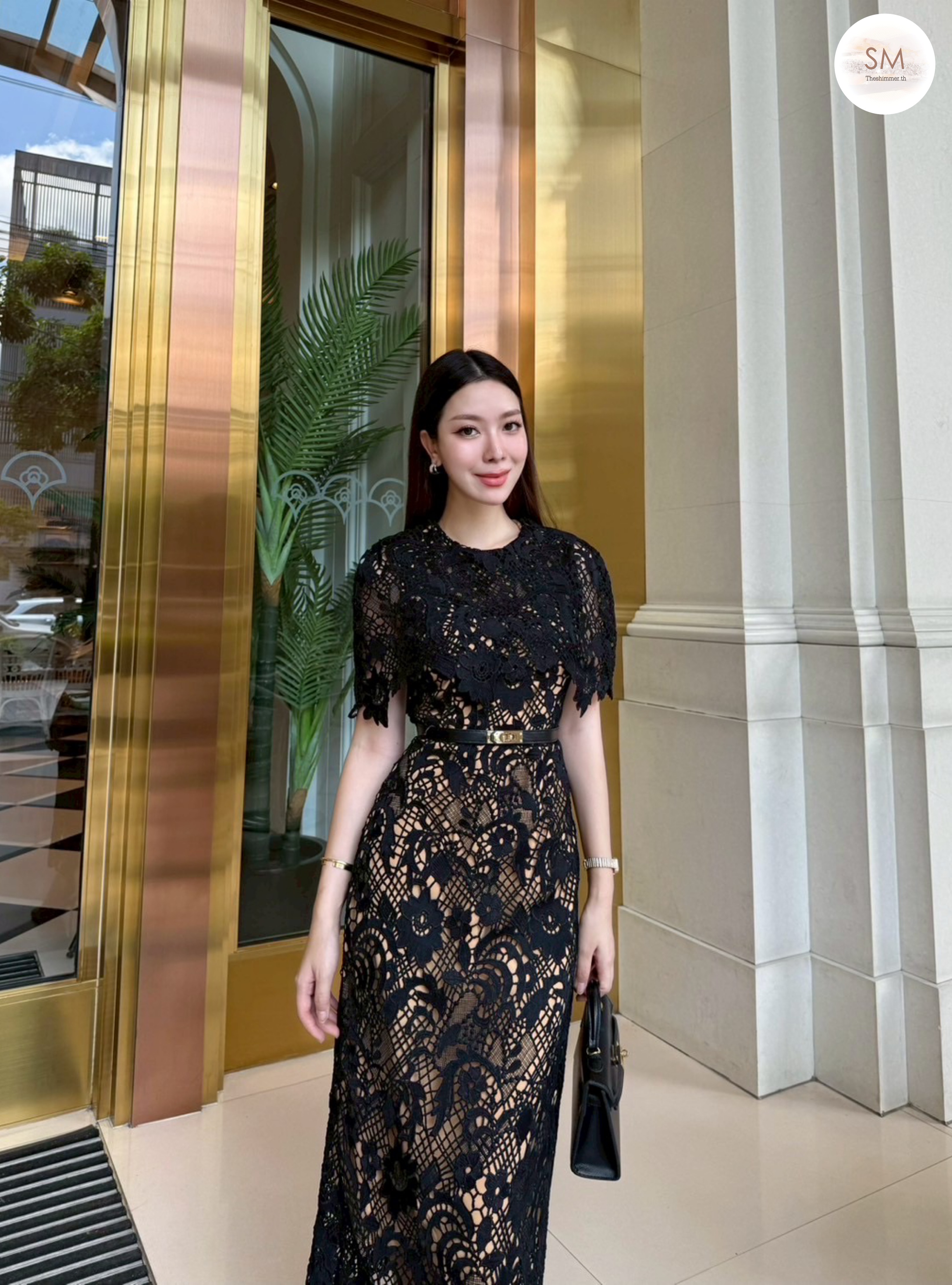 มิดิเดรสลูกไม้ทอลายแน่นสวยคลาสสิค แพทเทิร์นเข้ารูปตัดกับซับในสีคาราเมลเพิ่มความโดดเด่นให้กับตัวเดรส งานซิปหลัง มาพร้อมเข็มขัดเข้าเซต ให้ลุคสวยหวานในดีไซน์สุภาพ