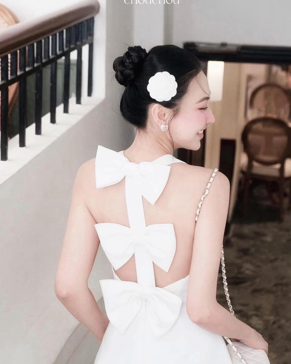 ชุดดำขาสั้นสีขาวสไตล์ลุคคุณหนูเรียบหรู แต่ง detail โบว์ด้านหลัง รุ่นนี้หน้าอกเสริมฟองน้ำเป็นงานซิปกระดุมแกะที่คอได้ใครชอบสไตล์แบบสาวเรียบหรูลูกคุณหนูรีบสั่งเลยค่ะ