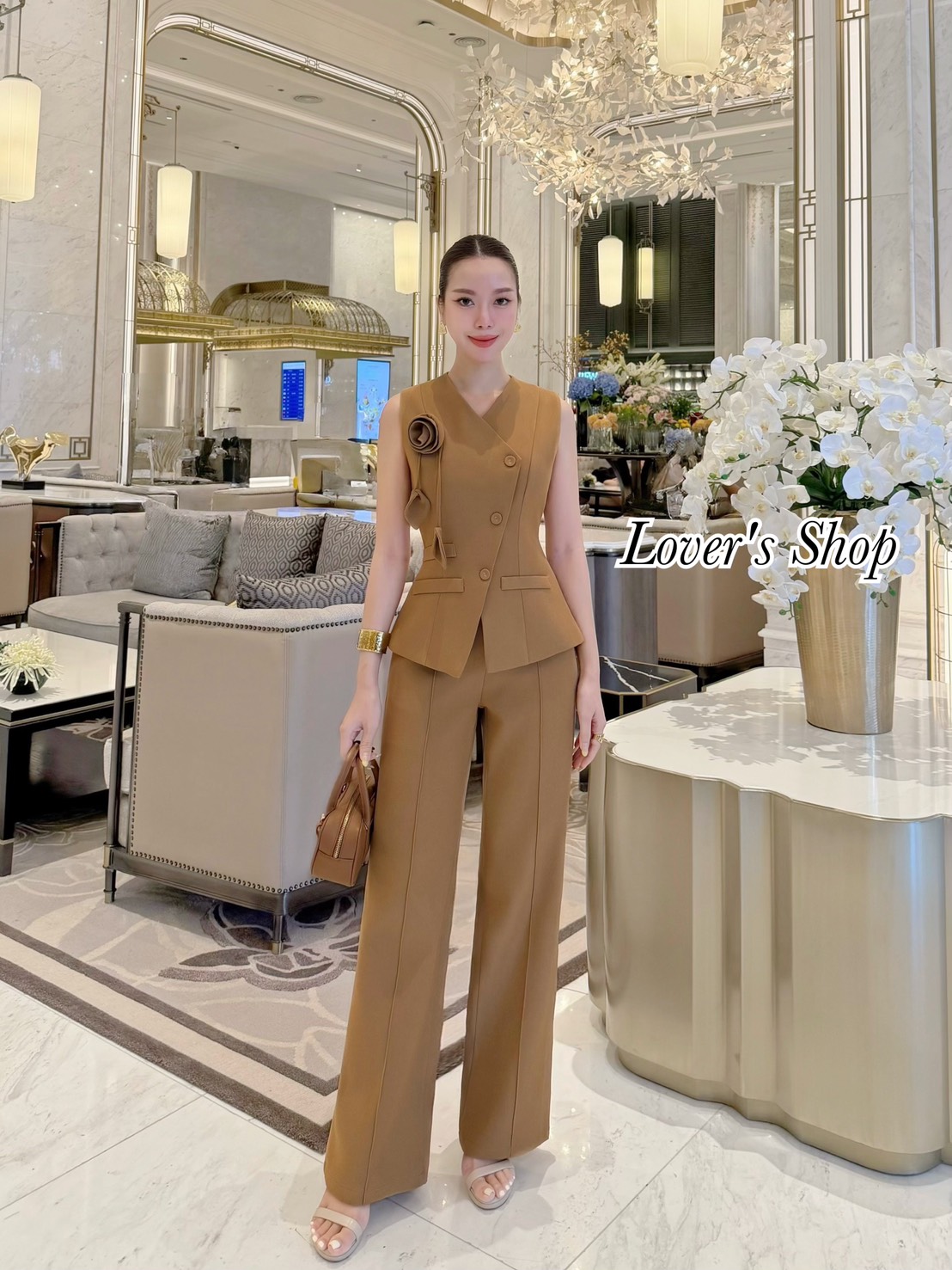 Set.3ชิ้น เสื้อ+กางเกง+เข็มกลัดดอกไม้(ถอดได้ค่ะ) ดีเทลเสื้อทรงแขนกุดปิดหัวไหล่ เข้ารูป กระดุมหน้า งานมีซับในอย่างดีค่ะ กระเป๋าตัวเสื้อเป็นงานตกแต่งใช้งานไม่ได้นะคะ แม็ทกับกางเกงเอวสูง ทรงขากระบอกกลาง ขาตรง