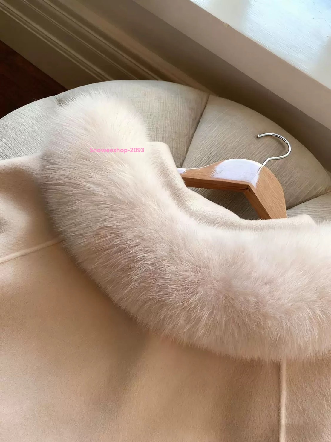 ผ้านุ่มนิ่มมาก ใส่สบายไม่คัน โค้ทขนเฟอร์ตัวนี้คือ ของมันต้องมี สำหรับทริปหน้าหนาว ซับในหนา อบอุ่นจริง ใส่เที่ยวยุโรป เกาหลี ญี่ปุ่น เอาอยู่ มีให้เลือก 4 สีแบบผู้ดีทุกสี