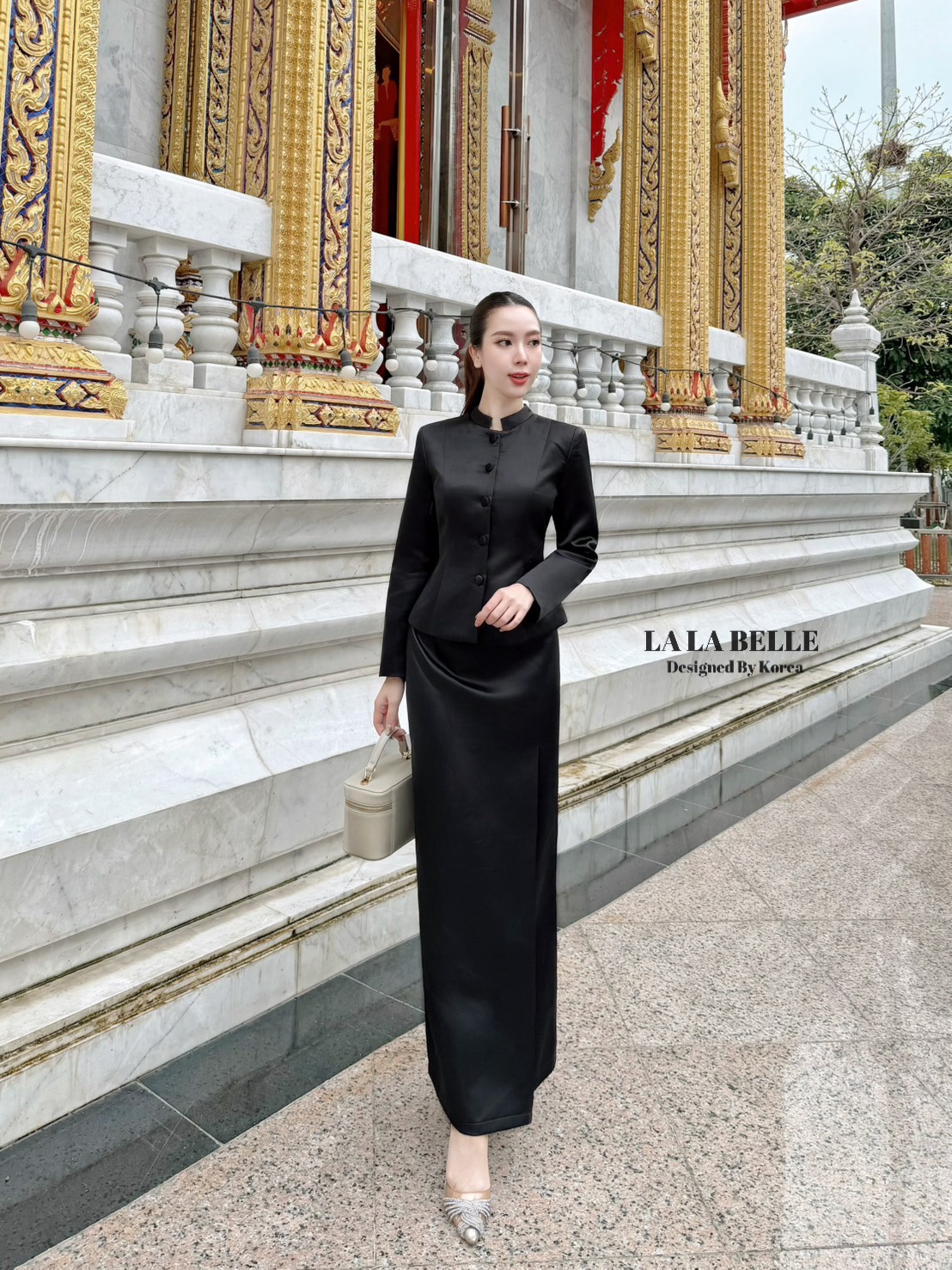 ชุดไทยจิตรลดาคอตั้งแขนยาวบ่าเสริมฟองน้ำยกไหล่กระดุมปั้มเรียงเม็ดตัวชุดเข้าเอวแต่ไม่แน่นทรงสวยมาพร้อมผ้าถุงป้ายหน้าใช้ผ้าเยอะเผื่อให้ใส่เดินนั่งได้สะดวกเพราะตรงที่ป้ายเผื่อผ้าให้เยอะไม่มีผ่าหลังใส่ได้สุภาพเนื้อผ้าไหมอิตาลีแ