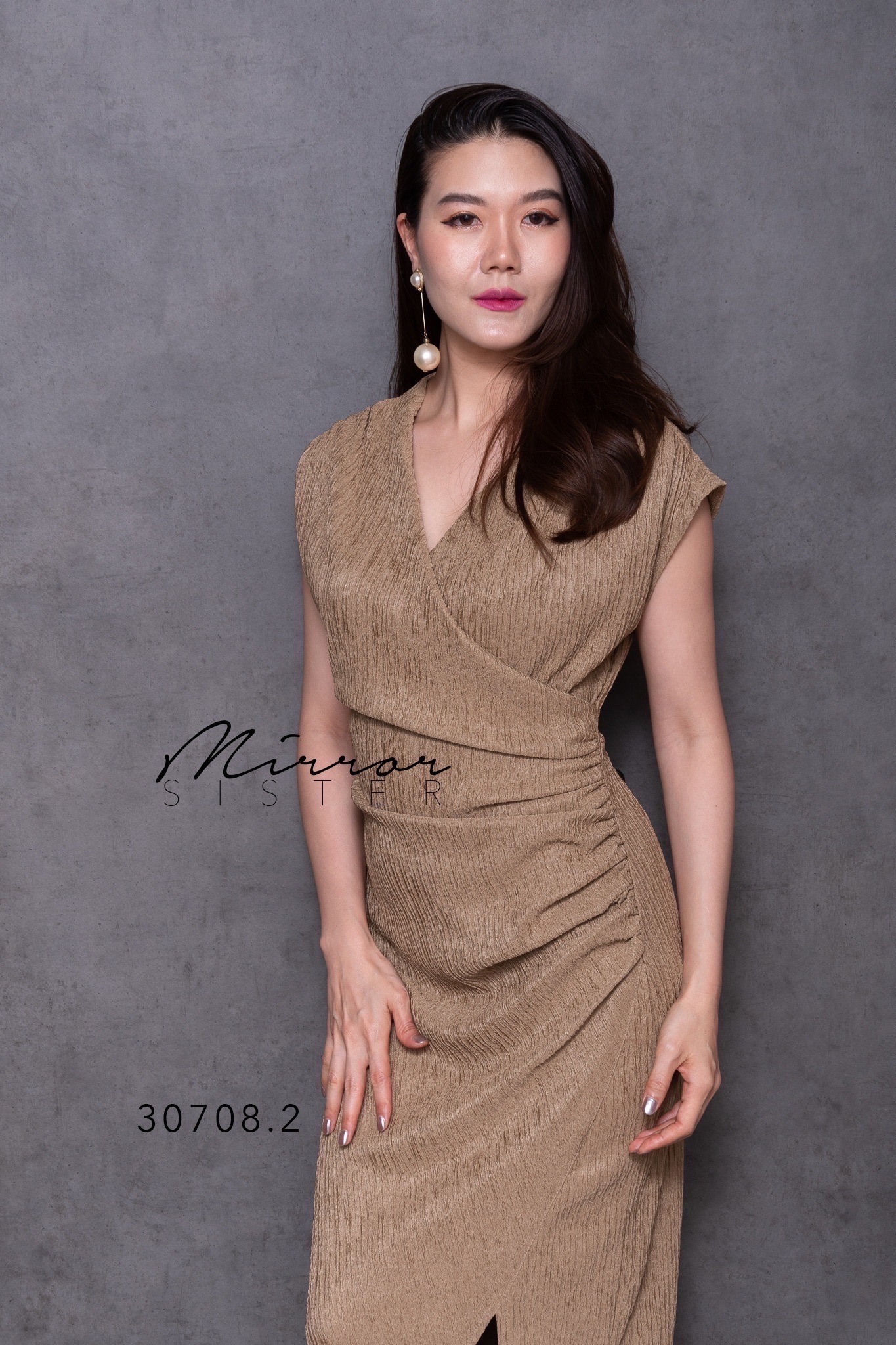MiRRoRSiSTER's BaMby DReSS•• เดรสตัวยาวทรงงาม ดีไซน์สวยหรู แพทเทรินเป๊ะมากแต่งจับย่นๆอำพรางสัดส่วน!! ใส่แล้วดูผอมเพรียว.. ช่วงบนเป็นเสื้อคอวีไขว้ทับกัน ช่วงล่างเป็นกระโปรงแพทเทรินทรงสอบผ่าหน้า..! เนื้อผ้ามีtextureสวยมีความหนากำลังดี..มีความยืดหยุ่นได