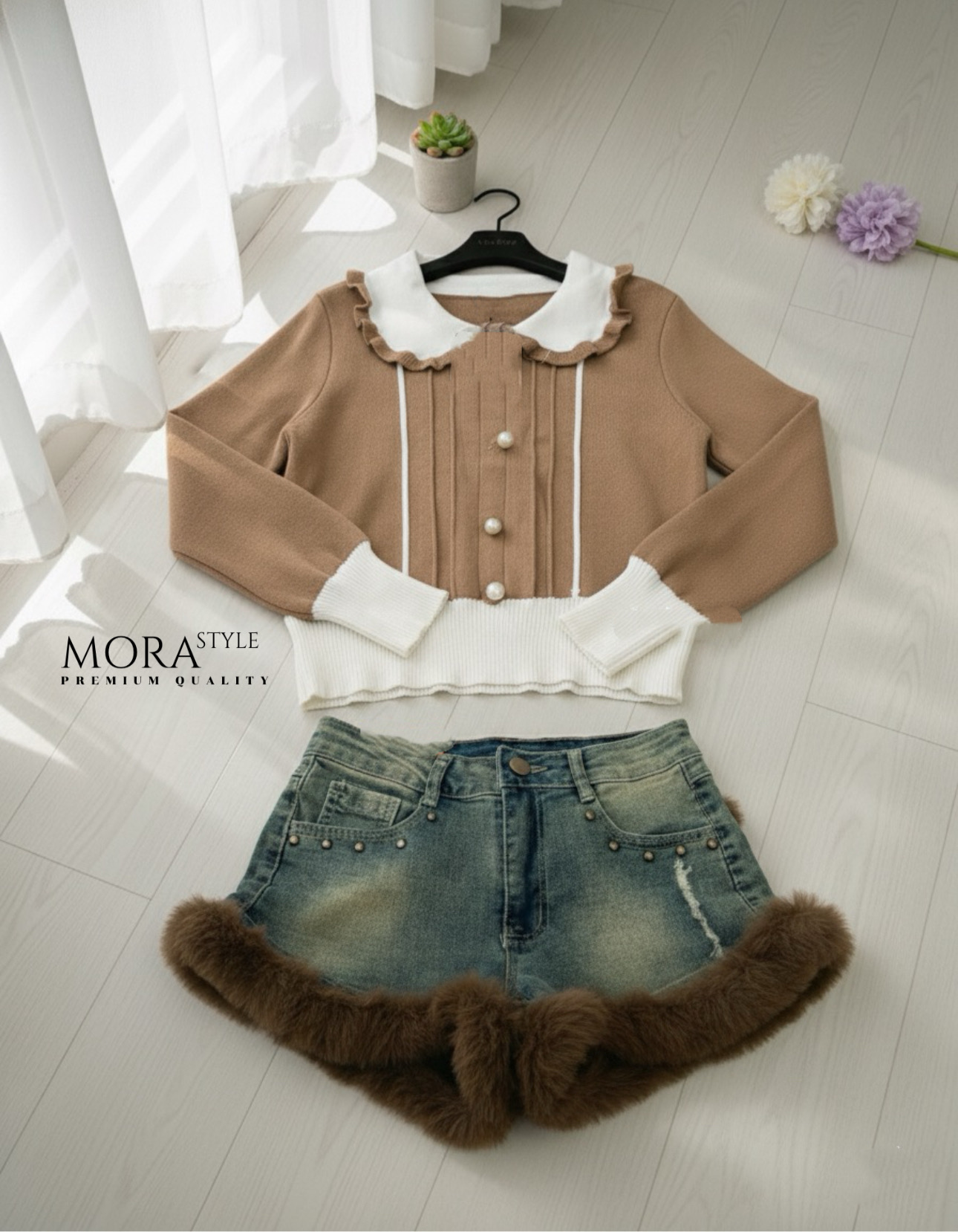 เซ็ต 2 ชิ้น เสื้อแขนยาวคอปกแต่งระบาย แต่งกระดุมด้านหน้า ผ้ายืดหยุ่นใส่สบาย มาพร้อมกับกางเกงยีนส์ขาสั้น ผ้ายืด เอวสูง มีขนฟรุ้งฟริ้งนุ่มๆๆๆฟูๆสีน้ำตาล ใส่แมตช์น่ารักมากค้าาา