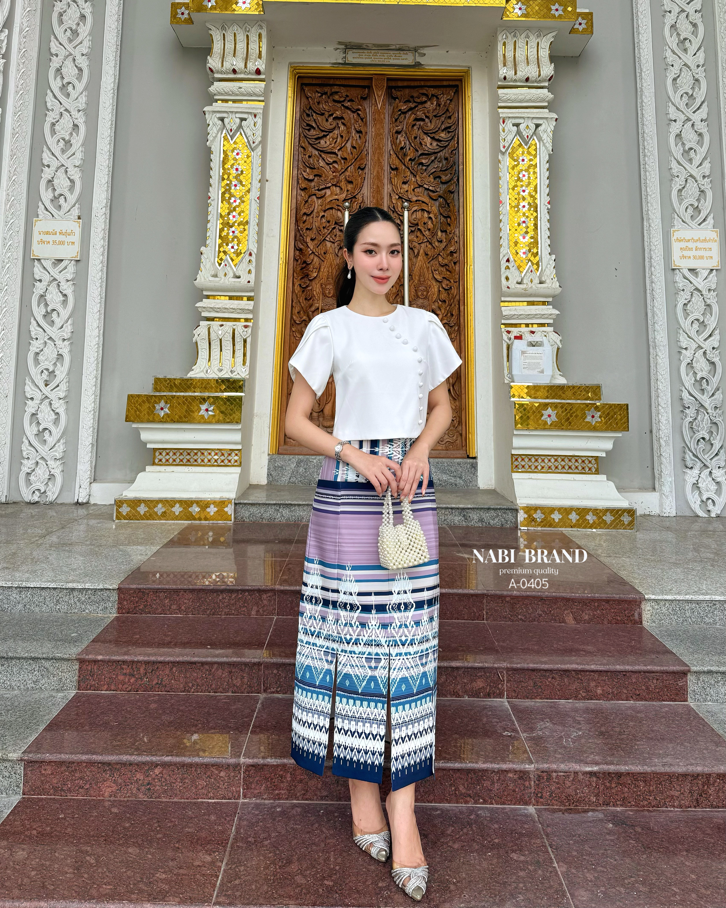 ชุดไทย คอลใหม่อย่างเลิศหรู ใครมองหาชุดไทยแบบใหม่ จัดมาได้เลยนะคะ🤍 ชุดเซท 2 ชิ้น เสื้อคอกลมแต่งกระดุมด้านหน้า ผ้าดี แต่งแขนกลีบบัว ทรงปล่อยๆ เข้าเซทกับกระโปรงพิมพ์ลายอย่างสวย แต่งผ่าหน้า เดินได้คล่องตัว ชุดมีซับในและฟองน้ำ งานซิบหลังทั้งเซท ใกล้วัน