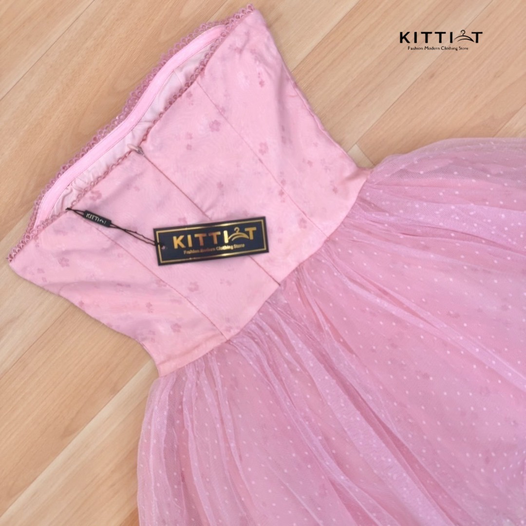 Dress เกาะอก สีสันสดใส โลกกลายเป็นสีชมพูมาก สำหรับชุดนี้ด้วยผ้าชีฟองบางเบา เนื้อดี มีซับทั้งตัว ช่วงบนตกแต่งด้วยสายริบบิ้น มีฟองน้ำเสริมหน้าอก ช่วงล่างกระโปรงพอง ด้วย ผ้ามุ้งด้านใน มีซับกระโปรง ชุดนี้งานสวย ใส่ออกมาน่ารักมาก💯