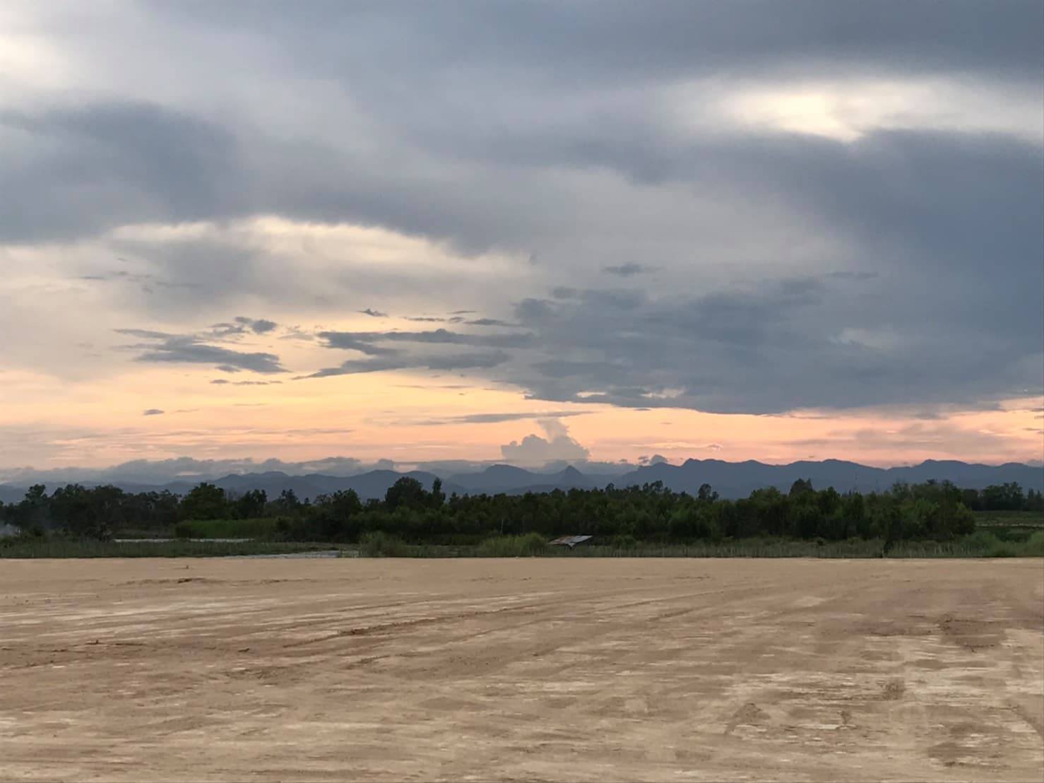 ขายที่ดินจัดสรรอำเภอชะอำ จังหวัดเพชรบุรีราคาเริ่มต้นที่3.5แสนบาทผ่อนชำระได้บรรยากาศดีล้อมรอบด้วยหุบเขาเหมาะสร้างบ้านพื้นที่กว้างพร้อมสำหรับทุกคนในครอบครัว