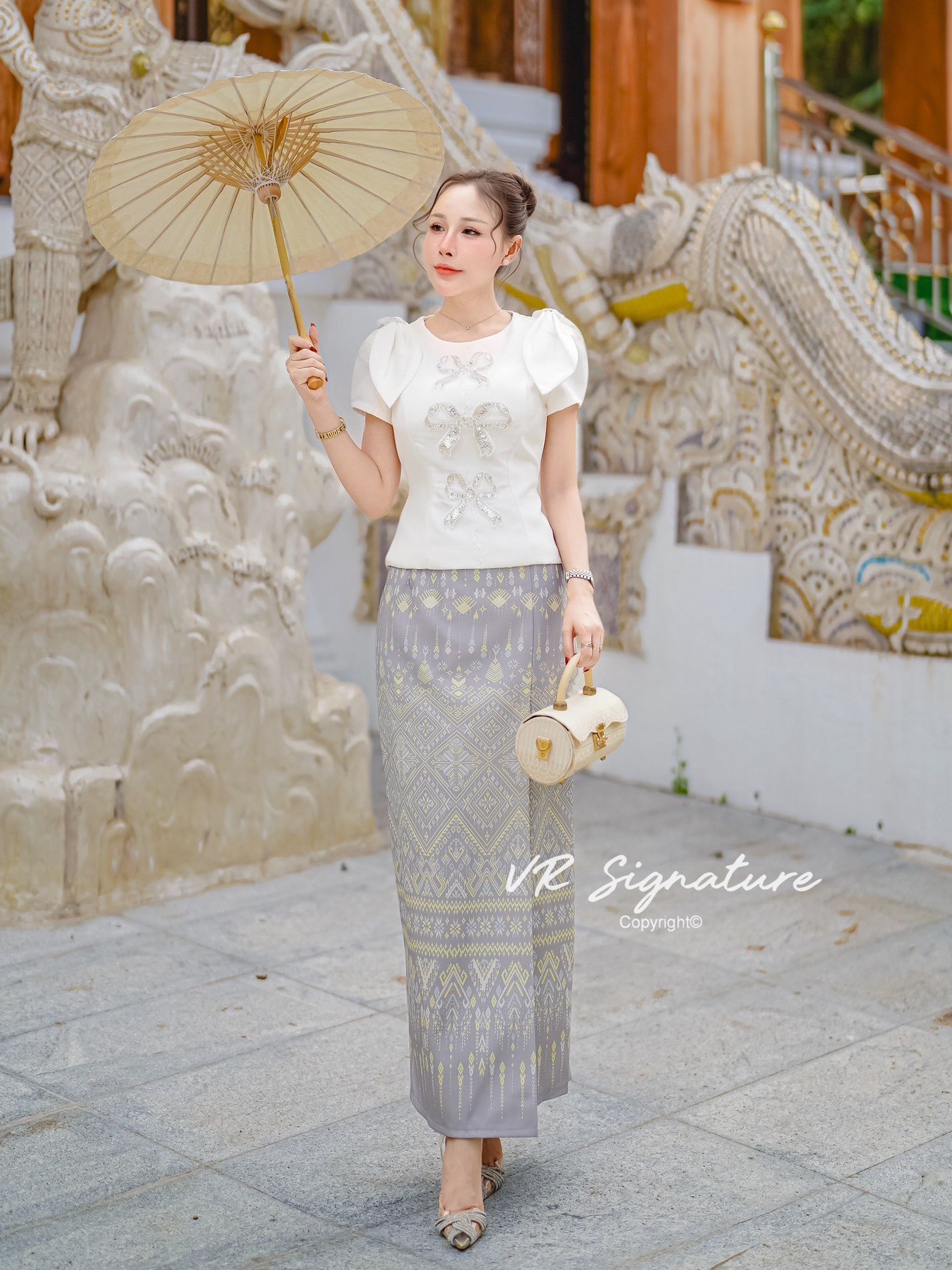 Set เสื้อแขนสั้นแต่งโบว์ ด้านหน้าแต่งโบว์ปักเลื่อมเรียงสวยมากค่ะ มีฟองน้ำจัดทรงให้ด้วยค่ะ ชายเสื้อบานเล็กน้อย แมทช์กับกระโปรงยาวทรงพับจีบทบด้านข้าง เนื้อผ้าพิมพ์ลายไทย มี texture สวยมากค่ะ มีซับใน สามารถใส่แยกกับชุดอื่นได้อีกเยอะเลยค่ะ ต้องจัดนะค่