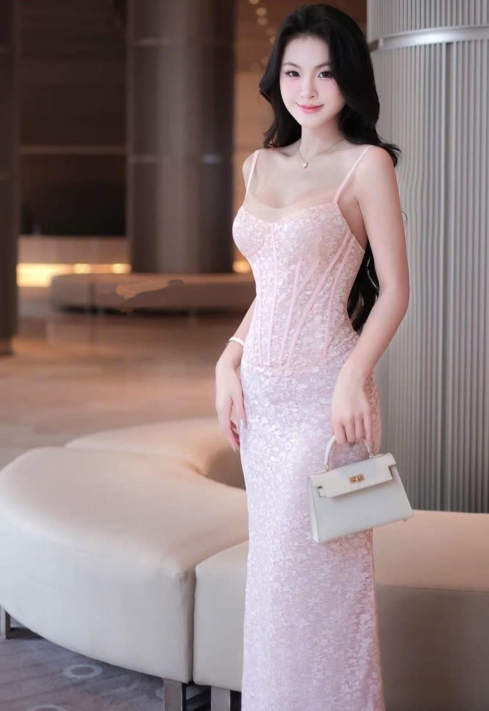 เดรสยาวสายเดี่ยวเข้ารูปผ้าลูกไม้มีเทกเจอร์งานสายปรับได้ผ้าลูกไม้เนื้อนิ่มใส่สบายเมาะกับเมืองไทยที่สุดอกมีฟองน้ำเสริมเพิ่มทรงสวยช่วงตัวงานเข้ารูปชายกระโปรงบานเล็กน้อยชายกระโปรงลูกไม้ฉลุเก๋ๆงานมีซิปหลังและซับทั้งชุด งานทรงสวยใส่สวยเก็บหุ่นดีมากๆใส่ออกงานออก