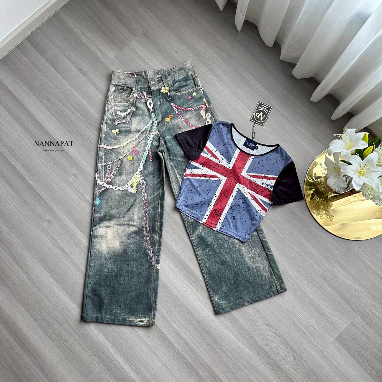 SET เสื้อเค้าผ้ายืดนุ่มมาก + พร้อมกางเกงยีนส์แท้เพ้นท์ลายอย่างจึ้ง เอวสับ ทรงสวย