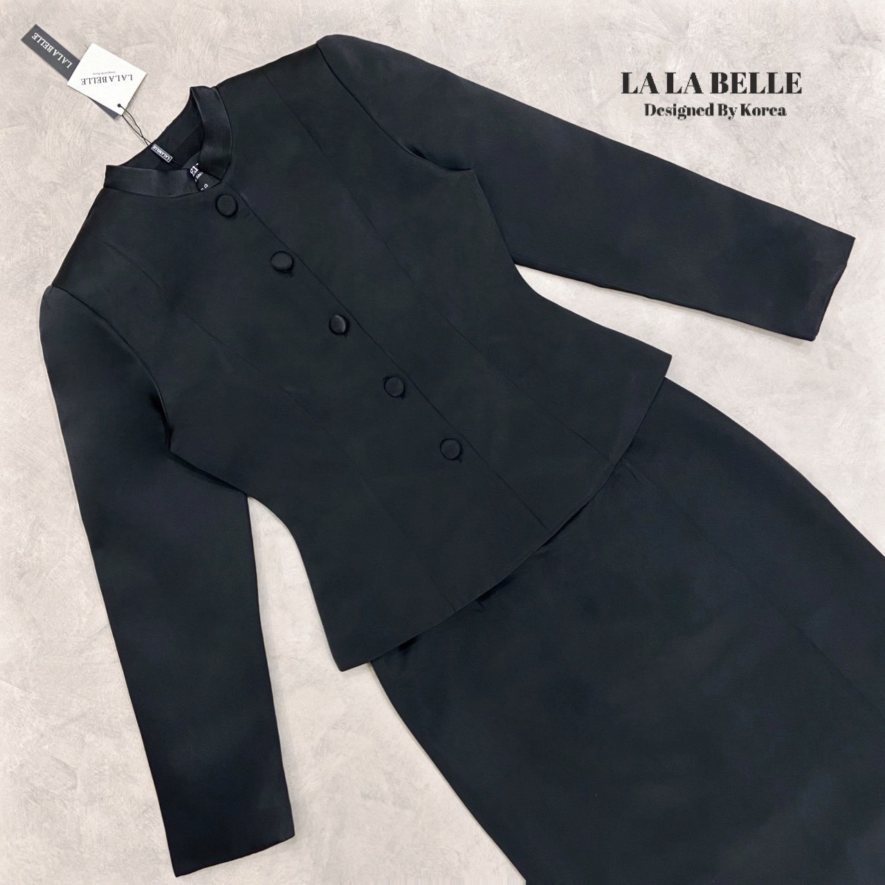 ชุดไทยจิตรลดาคอตั้งแขนยาวบ่าเสริมฟองน้ำยกไหล่กระดุมปั้มเรียงเม็ดตัวชุดเข้าเอวแต่ไม่แน่นทรงสวยมาพร้อมผ้าถุงป้ายหน้าใช้ผ้าเยอะเผื่อให้ใส่เดินนั่งได้สะดวกเพราะตรงที่ป้ายเผื่อผ้าให้เยอะไม่มีผ่าหลังใส่ได้สุภาพเนื้อผ้าไหมอิตาลีแ