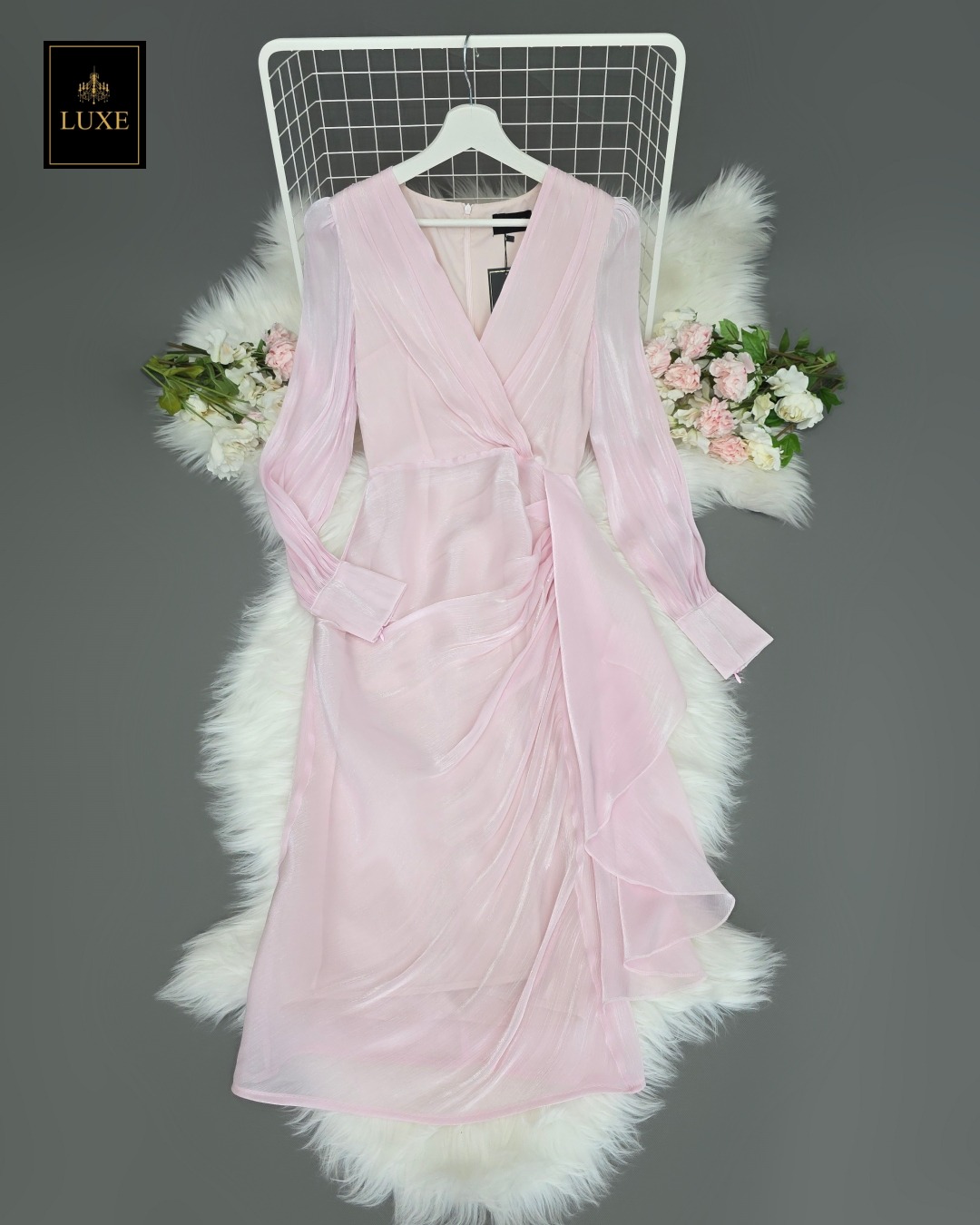 Silky Wrap Neck Long Sleeve Dress Label : LUXE ☑️เดรสเสื้อคอวีป้าย แขนยาว กระโปรงป้ายจับเดรป แต่งชายระบาย ☑️ทำจากผ้าไหมเครปญี่ปุ่น เนื้อนุ่ม มีประกาย เล่นแสงแวววาว ☑️มีซิปซ่อนและซับในเต็มตัว