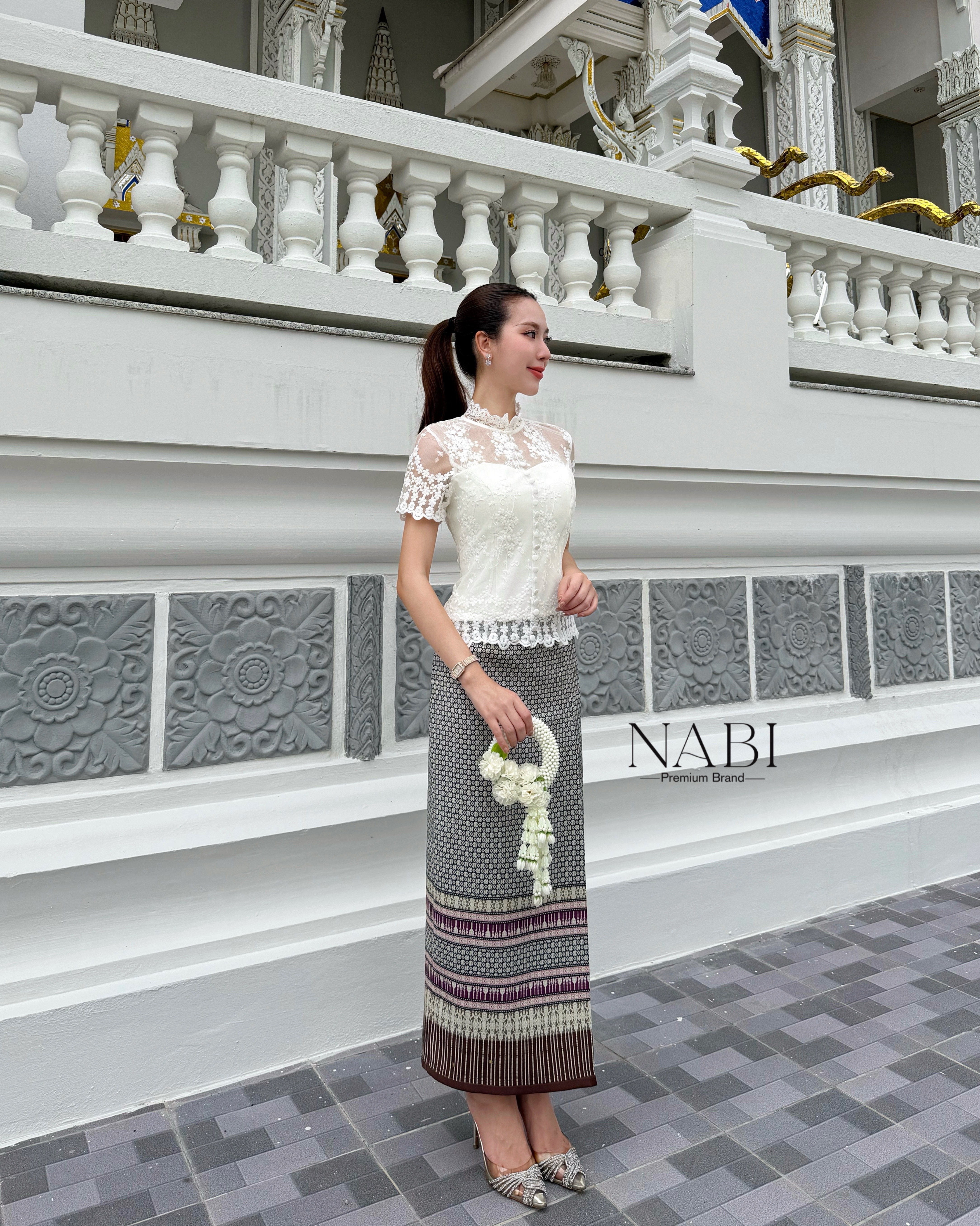 ชุดไทยคอลใหม่ สวยอย่างหรูผู้ดี เสื้อลูกไม้แขนสั้นสีขาวใช้ผ้าลูกไม้อย่างดี มาคู่กับกระโปรงพิมพ์ลาย ผ่าหลังเล็กน้อย ดีไซส์เก๋ มีซับในและฟองน้ำอย่างดี งานซิบหลัง งานคุณภาพ คัดสรรมาให้ช้อปกันแล้วค่ะ ห้ามพลาดค่าา🤍 #งานป้ายnabi #ชุดเซท #ชุดไทยสีขาว #ชุด