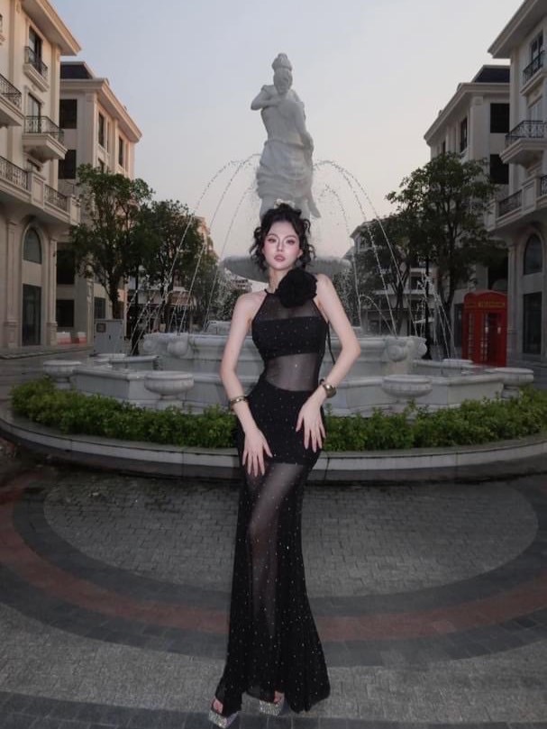 เซท 4 ชิ้น เสื้อครอปเกาะอกมาพร้อมกระโปรงสั้น มาพร้อมเดรสยาวตาข่ายซีทรูแต่งกริตเตอร์สีเงิน มาพร้อมดอกไม้ใหญ่อลังมากผูกที่คอ งานสวยมากค่ะ