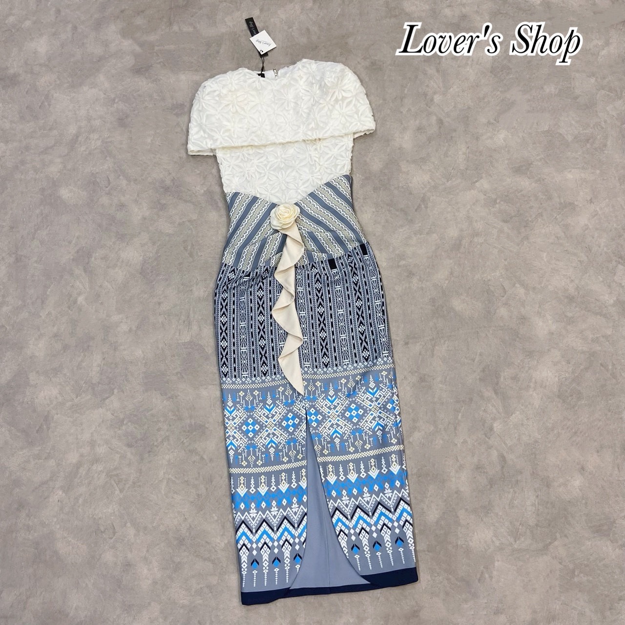 Lover’s Shop Detail : เซ็ทชุดผ้าไทยแบบฉบับสาวติดแกลมค้า สวยหวานละมุนลงตัวสุดๆ ไม่ต้องไปจับแม็ทเองค้า สวยยกเซ็ท ดีเทลตัวเสื้อเป็นทรงคลุมไหล่ ทรงเข้ารูปพอดีตัว ช่วงปกด้านหลังผ่าออก สามารถยกมือใช้งานได้สะดวกค่ะ ตัวเสื้อมีซับในอย่างดีค่ะ ใช้ผ้าลูกไม้เนื้อนุ่ม