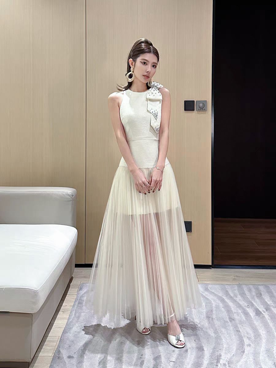 Dress ยาวแขนกุด สายเดี่ยว อกมีฟองน้ำจัดทรงให้ค่ะ ช่วงไหล่แต่งโบว์ใหญ่ แต่งปักเพชร ช่วงเอวเข้ารูป ช่วงกระโปรงตัดแต่งผ้าชีฟองอัดพลีทบานรอบชุด เนื้อผ้ามี texture ผ้าหนาเป็นทรงสวย มีซับในทั้งชุด