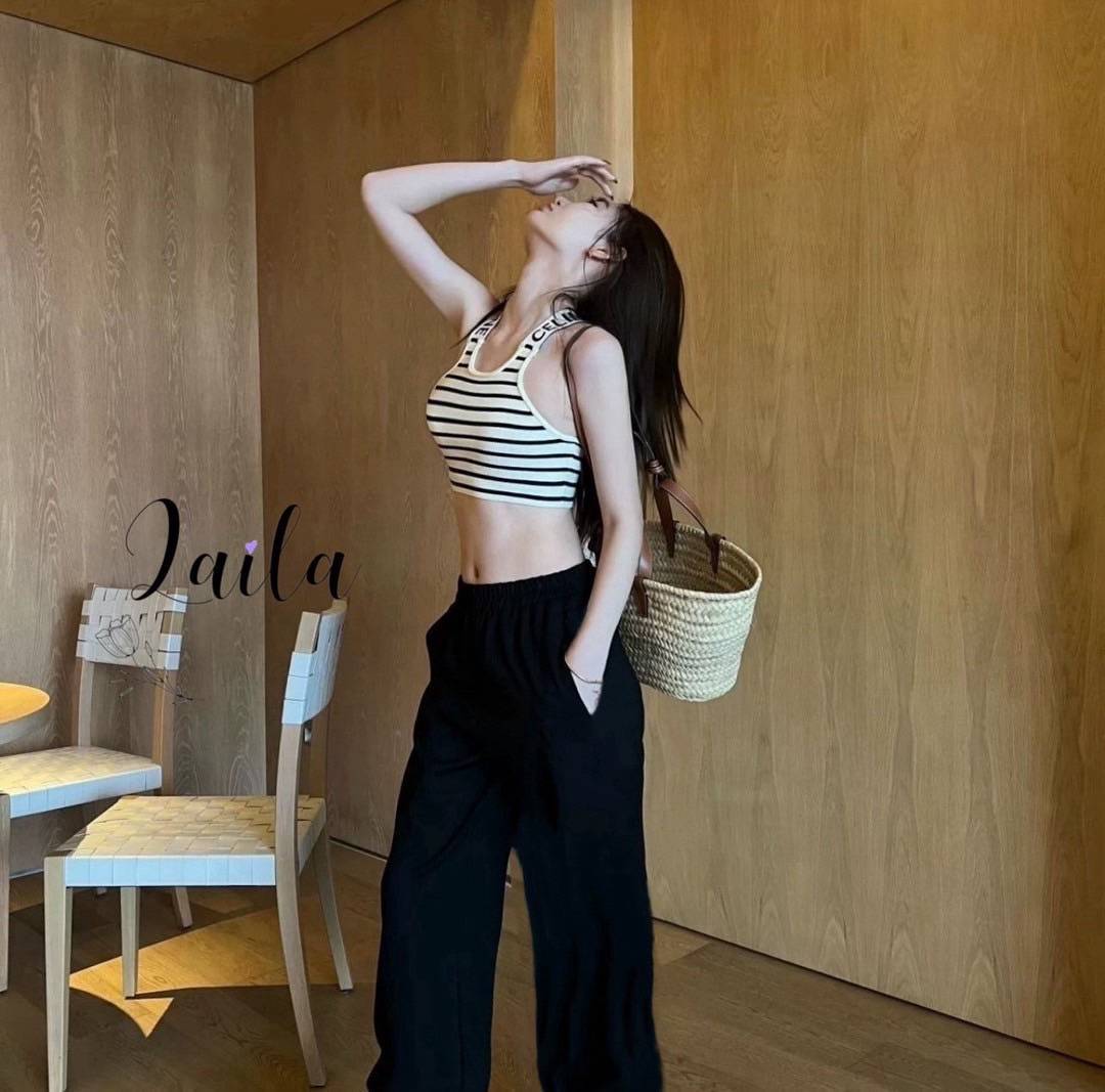 Tag: LAILA Detail: new!! Set เสื้อ+กางเกง เสื้อครอปทรงแขนไขว้ลุคสปอร์ตโทนสีขาวดำ ตัวสายแต่งโลโก้แบรนCL งานผ้ายืดหยุ่น มาพร้อมกางเกงทรงปล่อย ปลายขาทรงกระบอก แต่งกระเป๋าด้านหน้า งานสวยลุคสปอร์ตเท่ๆต้องมีค่าา #ชุดเซ็ท #bylaila brand #กางเกงคาร์โก้ #เสื้อคอไข