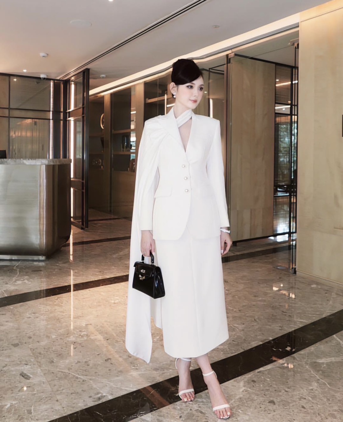 เซ็ตเสื้อสูทเบเซอร์สีขาวแขนยาว มีกิมมิคช่วงคอเป็นผ้าพาดหางปลายาว มาคู่กับกระโปรงทรงสอบสีขาว #pisamaibrand #ชุดไปงาน #ชุดทำบุญ #ceolook #ชุดสูท