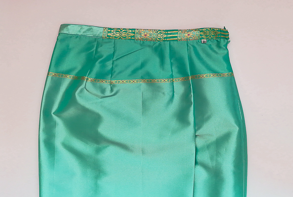 ผ้าถุงไหมสำเร็จรูป (สีฟ้า) งานตัดเย็บประณีต อัดผ้ากาวตามสีของผ้าถุง เนื้องานดีเกรด A (รอบเอว 30 นิ้ว)