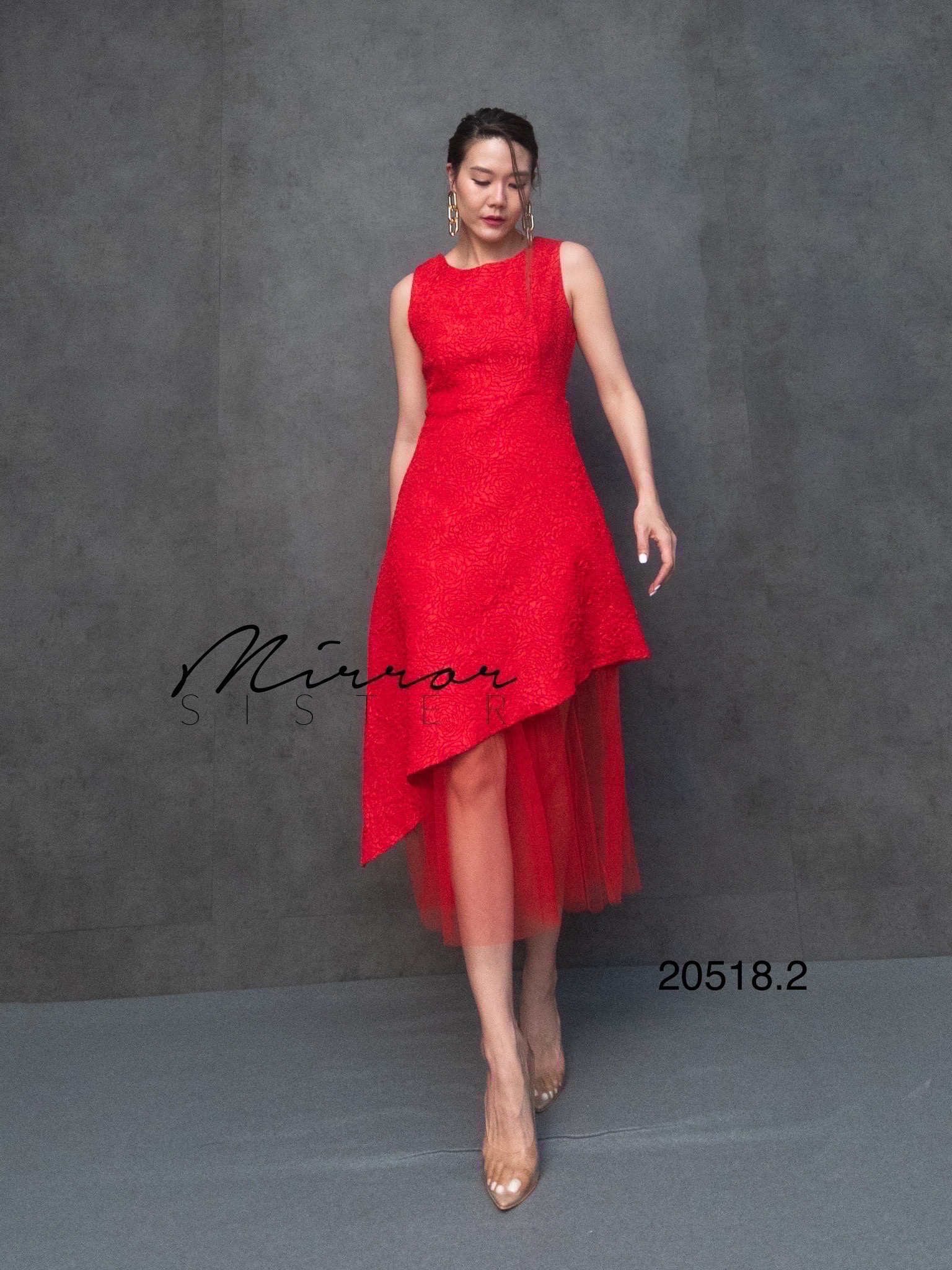 MiRRoRSiSTER’s LeNNoXA JACQuARD DReSS•• เดรสแขนกุดผ้าjacquard ทอลายดอกนูนสวยมาก แพทเทรินสวยงามใส่ง่าย ใครใส่ก็เริ่ดละมุน ช่วงบนเป็นคอกลมแขนกุด ด้านล่างกระโปรงทรงA มีดีไซน์เฉียงสโลปแต่งชายมุ้งน่ารัก บอกเลย..ใส่ดี..ใส่สวยจริงๆ ตอบโจทย์ทุกEVENT สวยทุกสี ชุดน