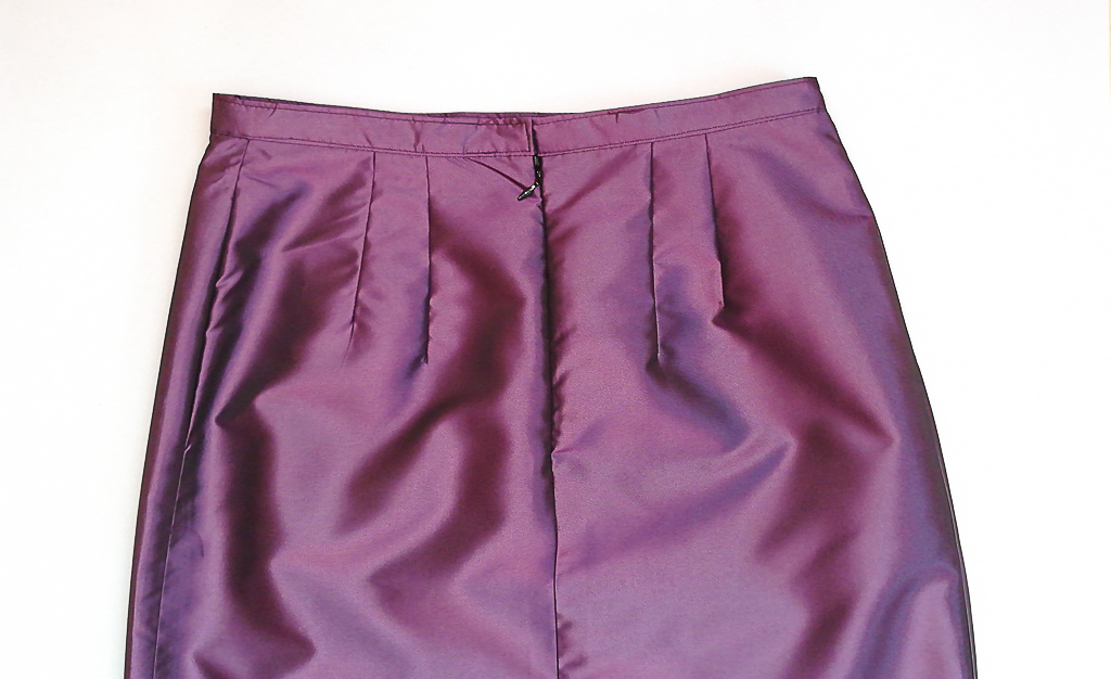 ผ้าถุงไหมสำเร็จรูป (สีม่วง) งานตัดเย็บประณีต อัดผ้ากาวตามสีของผ้าถุง เนื้องานดีเกรด A (รอบเอว 30 นิ้ว)