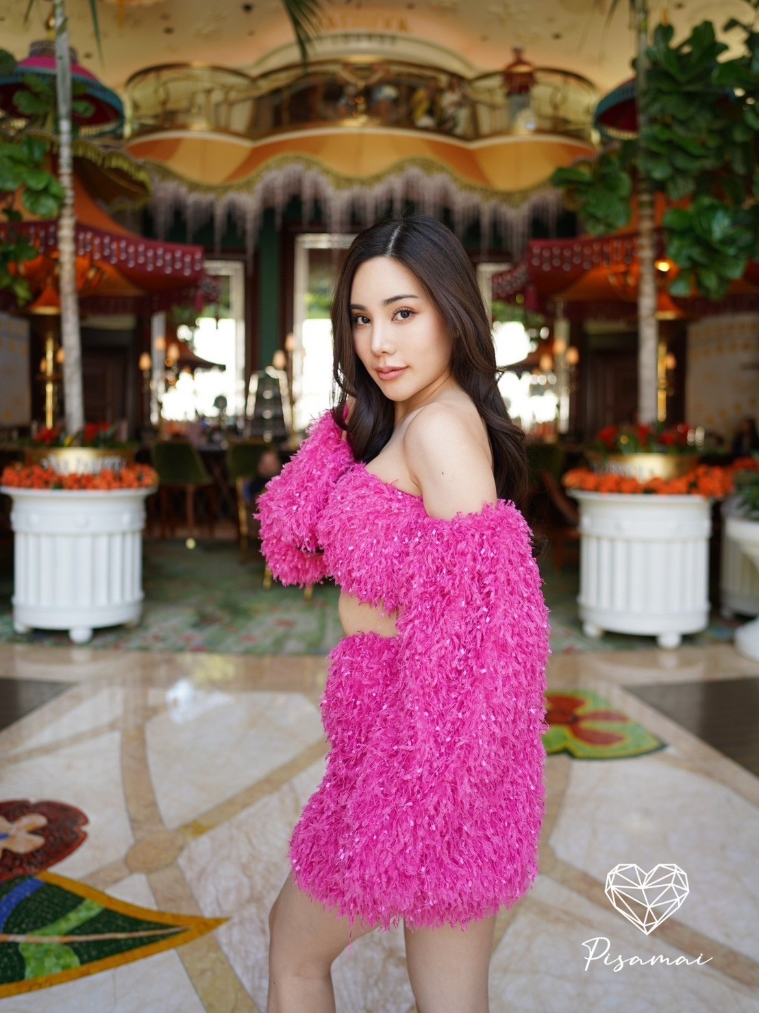 Detail :: เซ็ตเสื้อปาดไหล่สีชมพูบาร์บี้ มาคู่กับกระโปรงสอบ มีเข็มกลัดโบว์้เพชรเงินวิ้งๆ ติดช่วงอก ใส่สวยมากๆค่า ใส่สวยมาก ปังปุริเย้แน่นอนค่า ห้ามพลาดเลย