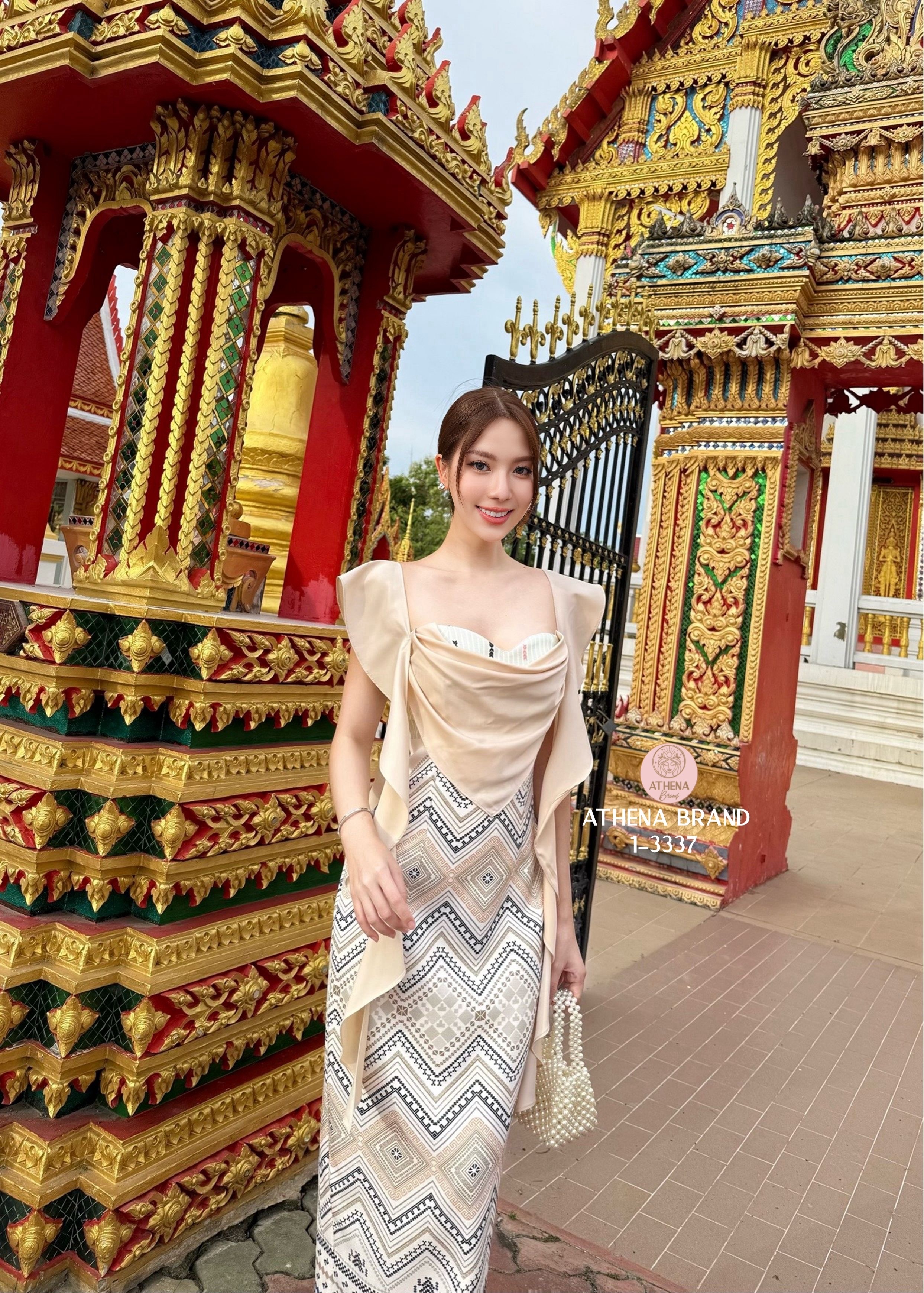 Maxi Dress พิมพ์ลายดีไซน์ตัดต่อผ้าแต่งระบาย หน้าอกเสริมฟองน้ำจัดทรงสวย ชายกระโปรงด้านหลังผ่า เนื้อผ้าดี๊ดีมีTexture งานมีซับใน สวมใส่แบบซิปด้านหลัง สอดแทรกดีเทลความสวยหวานและความเรียบหรูได้ลงตัวเป๊ะ งดงามอย่างกุลสตรีไทยค่า #Athenabrand #ป้ายAthena #เสื้อผ