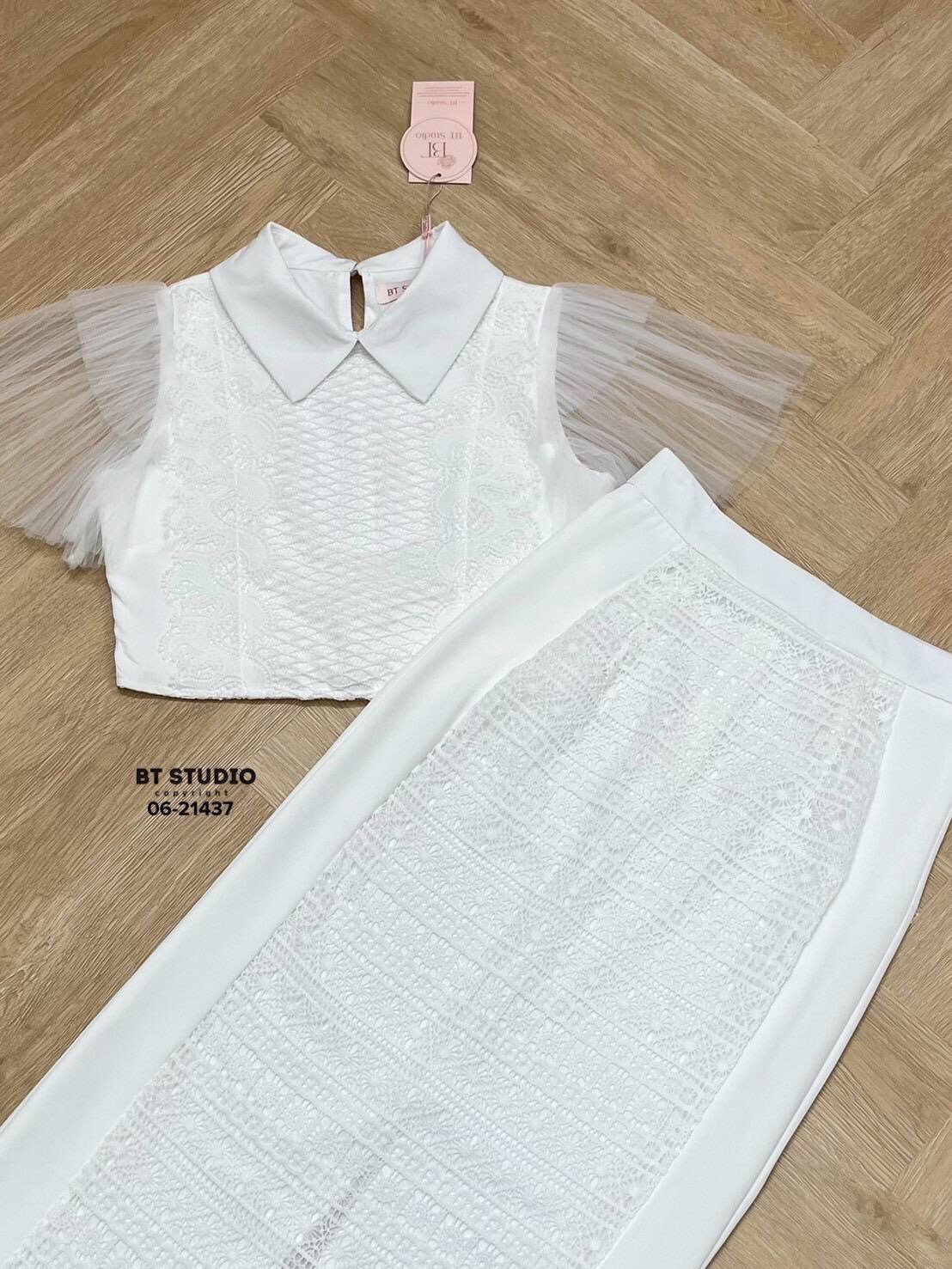 TAG : BT STUDIO DETAIL : เซท 2 ชิ้น เสื้อคอปกแต่งระบายตรงกลางตัดต่อติดลายลูกไม้ มาพร้อมกระโปรงยาวด้านหน้าตัดต่อลูกไม้ด้านหลังผ่าหลัง งานสวยเนื้อผ้าดี คัตติ๊งสวยมาก