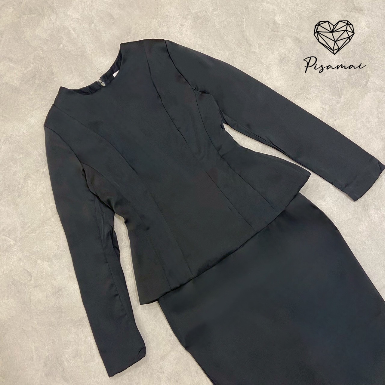 เซ็ตชุดไทยจิตรดาสีดำแขนยาวช่วงชายเสื้อแต่งทรงระบาย มาคู่กับกระโปรงทรงสอบคลุมเข่า ตามหากันทั้งประเทศ ต้องมีเลยค่า