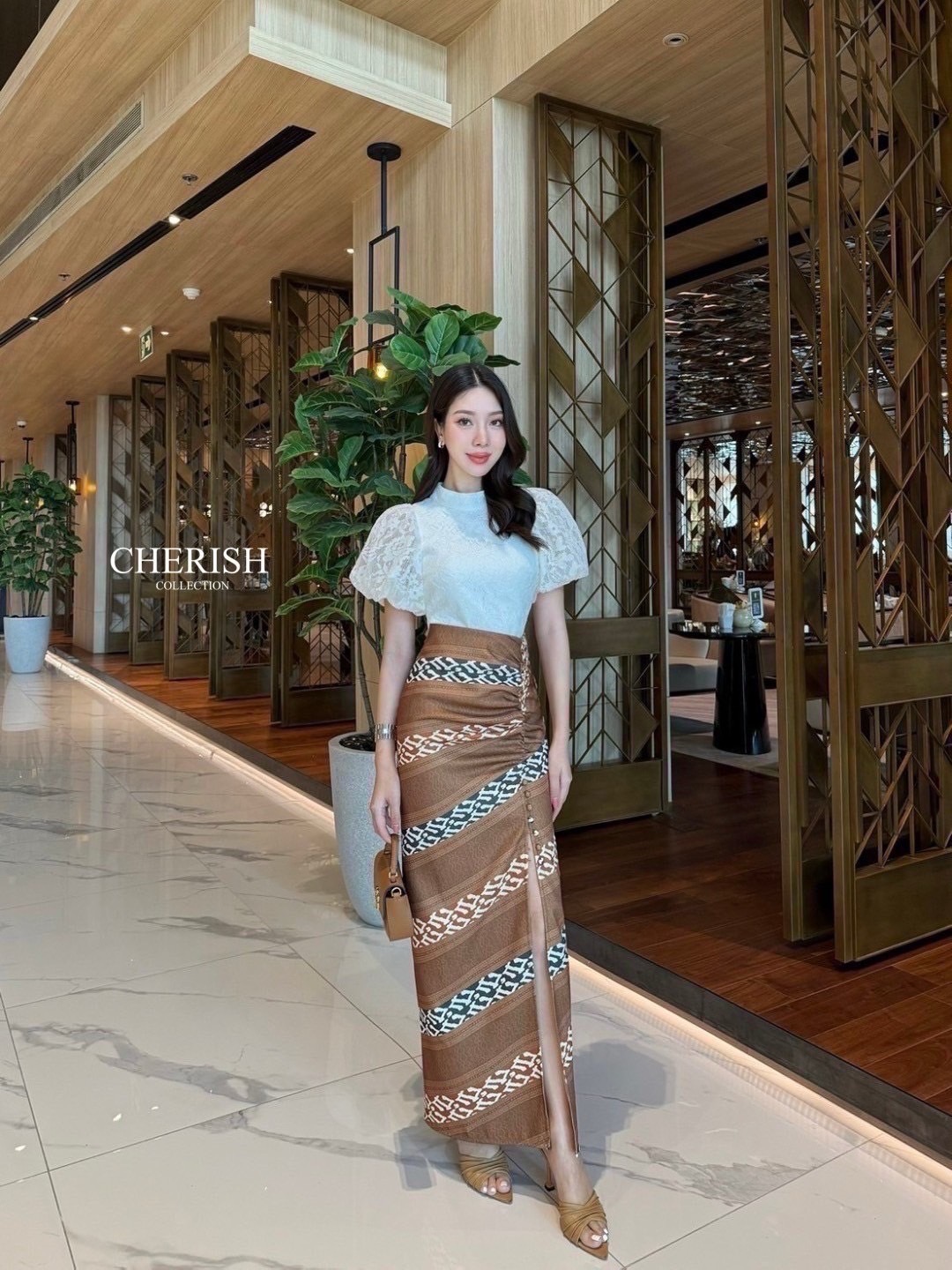 ชุดไทย Set 3 ชิ้น ตัวเสื้อลูกไม้คอปีน แขนตุ๊กตาฟูฟ่องแบบเก๋ มาพร้อมซับในทั้งตัว ตัวผ้าถุงพิมพ์ลายไทยพับจีบหน้าผ่าข้างช่วยทำให้ขาดูเรียวยาว แถมเข็มขัด สวยงามอย่างไทย ใครใส่ก็ไม่เฉย ต้องจัดสักชุดนะคะ