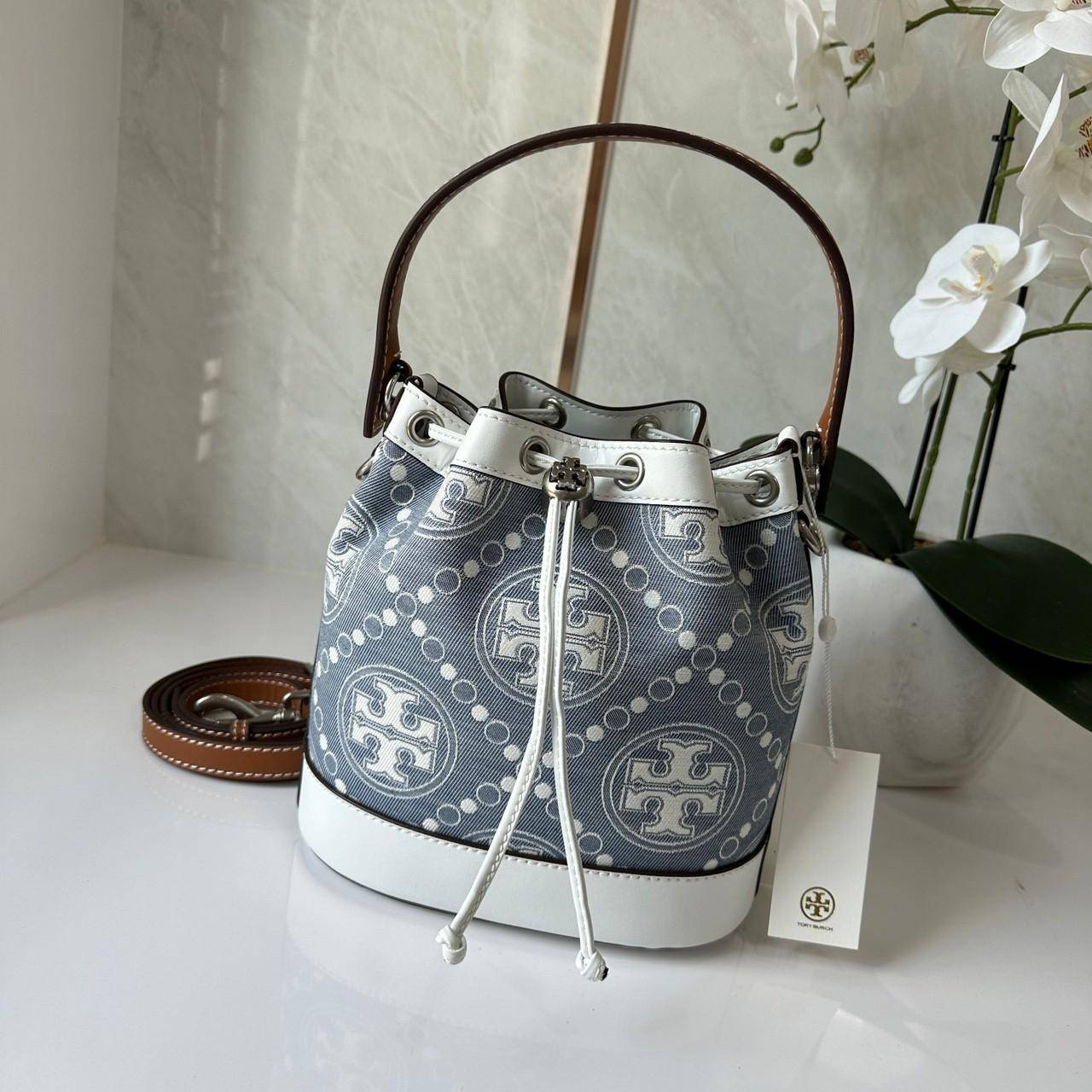 กระเป๋าแบรนด์เนมทอรี่เบิร์ชทรงบัคเก็ต 8 นิ้ว สียีนส์ TORY BURCH T MONOGRAM DENIM BUCKET BAGเดนิมไฮโซเท่ห์ ๆ เก๋ ๆ