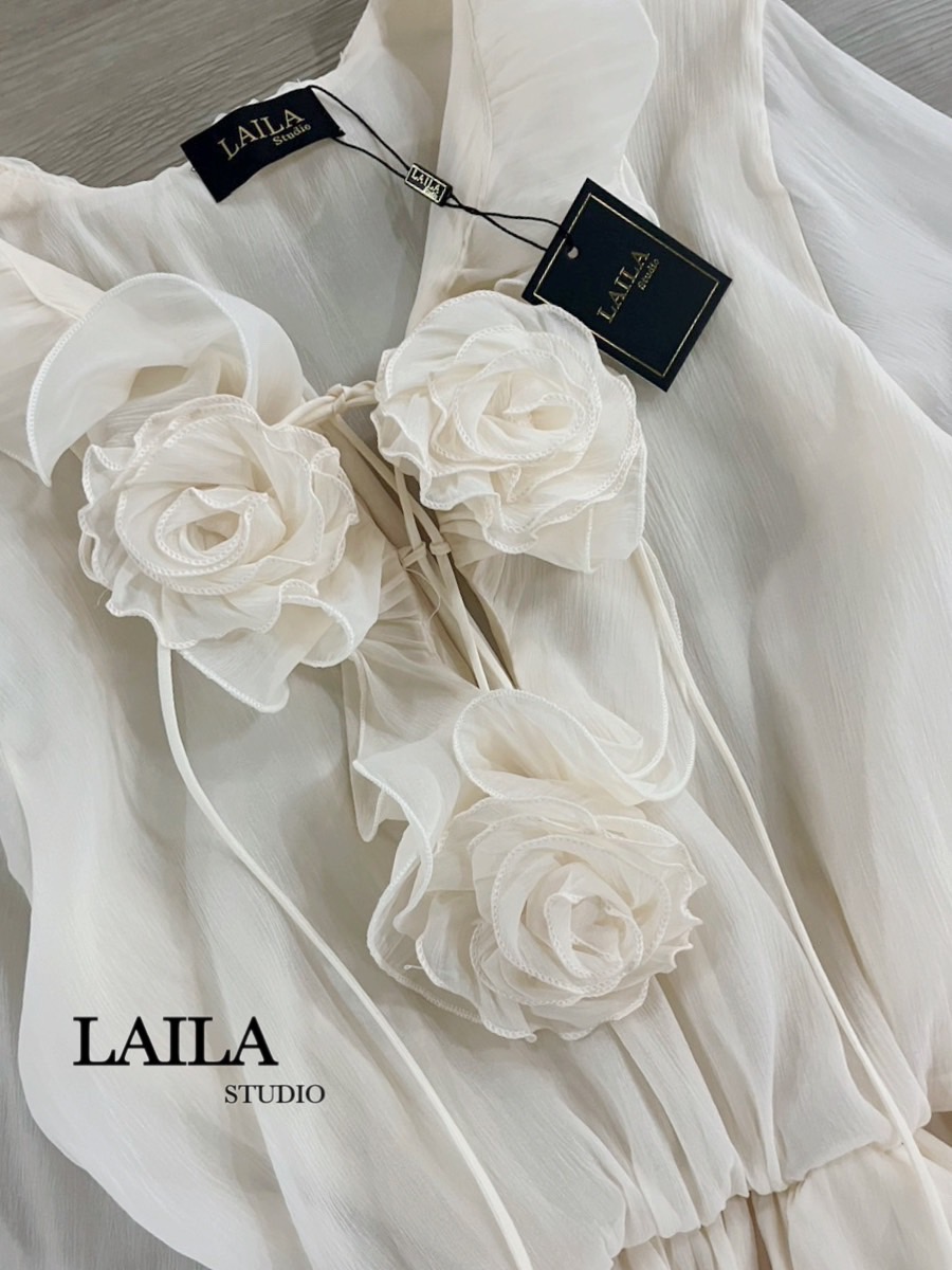 Tag: LAILA Detail: งานมินิเดรสแขนยาวแต่งระบายๆช่วงอกแต่งเชือกสานด้านหน้าพร้อมเข็มกลัดดอกไม้ ตัวแขนแต่งพองๆปลายกระดิ่งสวยๆ มาในโทนสีครึม/ดำ ตัวเดรสเป็นงายผ้าชีฟองเบาสบาย ดีไซน์แต่งชั้นๆช่วงปลายเดรส ลุคสวยสไตล์สาวเวียดนามสุดๆค่า **งานแฟชั่นนำเข้าby laila**