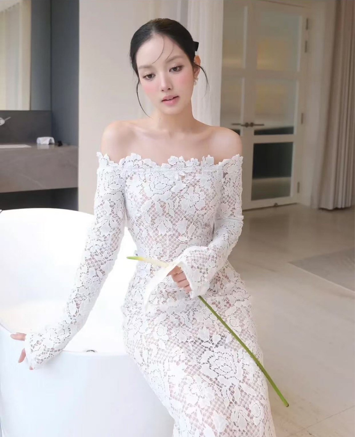 เดรสปาดไหล่ลูกไม้ตัวยาวเรียบ หรู ดูแพง เป็น everydaylook ได้ทุกวัน ราคานี้มือต้องไวเลยค่า รุ่นนี้ใส่สวย ห้ามพลาดเลยค่า