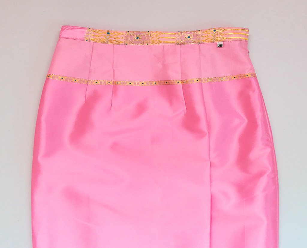 ผ้าถุงไหมสำเร็จรูป (สีชมพู) งานตัดเย็บประณีต อัดผ้ากาวตามสีของผ้าถุง เนื้องานดีเกรด A (รอบเอว 28 นิ้ว)