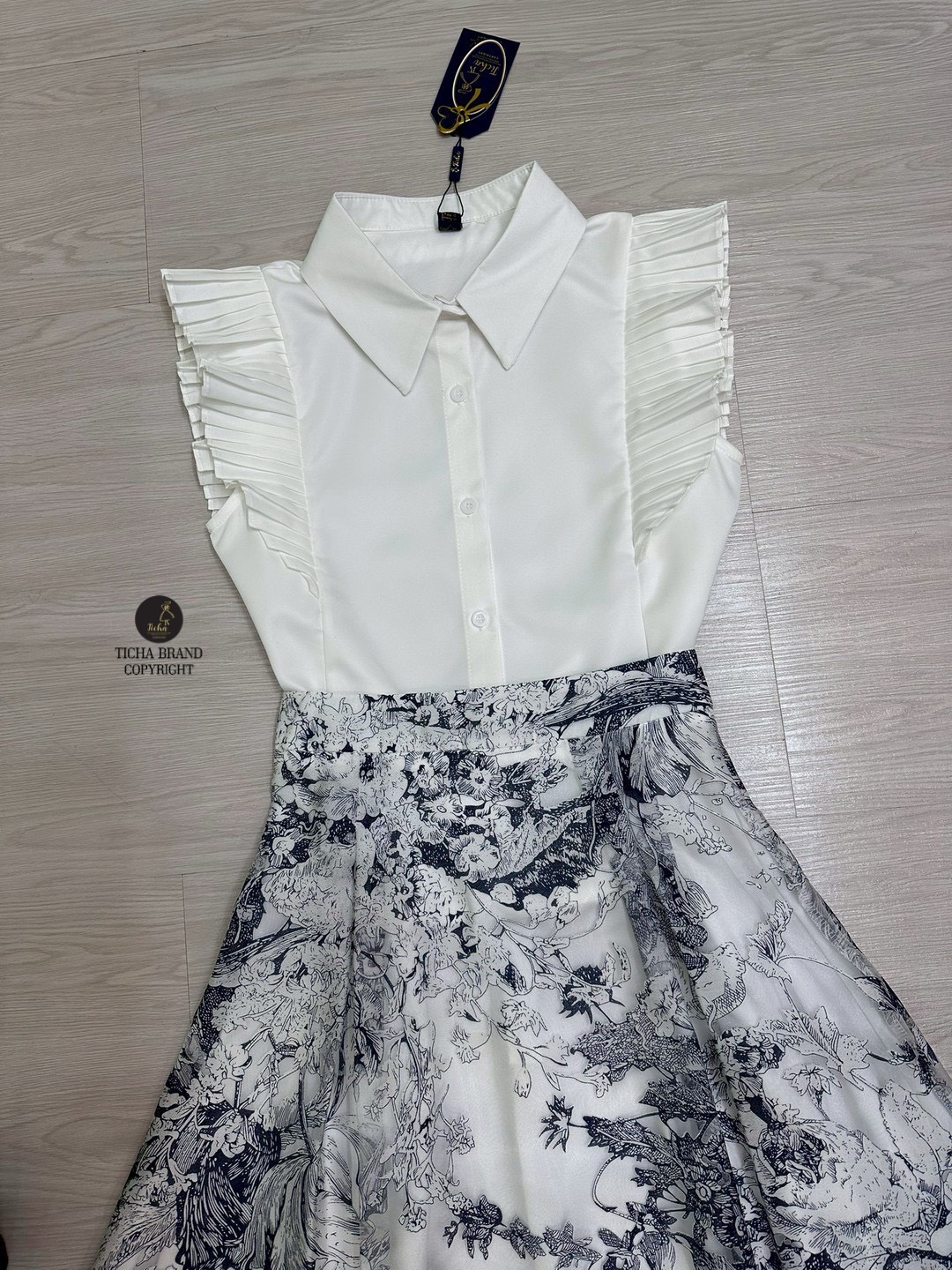 Set 2ชิ้น เสื้อเชิ้ตคอปกแขนล้ำระบายอัดพรีท มีกระดุมหน้าเรียงยาว มาคู่กับกระโปรงเอวสูงผ้าชีฟองปักลายดอกไม้ ดีเทลจับจับให้ทรงสวย ผ้านิ่มพริ้ว (มีซิปหลัง) สวมใส่ง่ายเย็บซับในอย่างดี คุ้มค่ามากๆ งานสวย จับแม๊ทใส่ทับในลงตัวมากๆ แพทเทิร์นเป๊ะมากทรงสวย สง่า เรีย