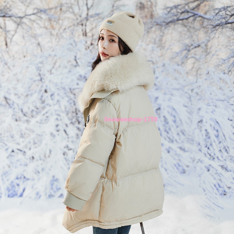 Down Jacket Coat เสื้อกันหนาวของผู้หญิง ทรงโอเวอร์ไซใส่แบบหลวมๆ แต่งปกเฟอร์และกระดุมแบบวินเทจ ผ้าเคลือบสารสะท้อนหยดน้ำ กันหนาว กันลม กันหิมะ ใส่ติดลบได้ดี มี 2 สี