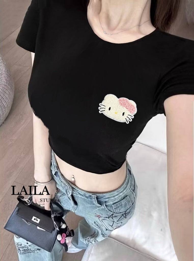 SETเสื้อ+กางเกง เสื้อยืดทรงกึ่งครอปเนื้อผ้ามีน้ำหนักเข้ารูปพอดีตัว งานแต่งน้องคิตตี้ที่หน้าอกขนฟูๆๆเพิ่มความน่ารักลงตัวสุดๆๆ มาพร้อมงานกางเกงยีนส์ขายาวยีนส์แท้100%งานแต่งรีดเพชรลายคิตตี้ทั้งหน้าแล้วหลังหลักหลายสี แมชกันเข้ากันน่ารัก สาวๆๆสาวกคิตตี้มาค่าาา