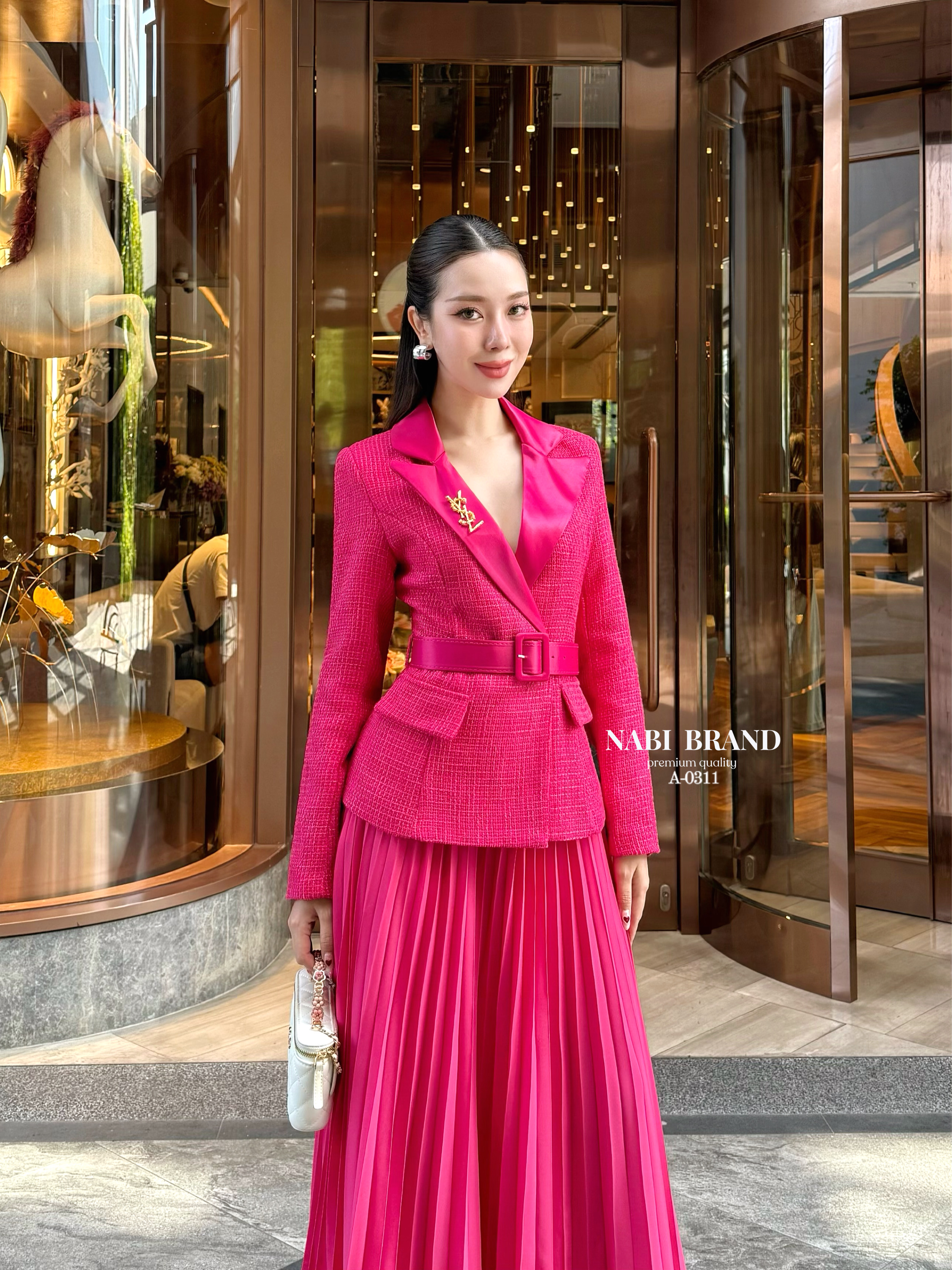 ชุดเซ็ตเสื้อคลุมแขนยาวดีไซน์ชุด สวยหรูดูแพง ปกคอแต่งด้วยผ้าSATINเงา ติดกระเป๋าหลอก2ข้าง มีกระดุมตรงกลาง 2เม็ด มาคู่กับกระโปรงอัดพลีทซิปข้าง มีเข็มกลัดและเข็มขัดมาให้ในเซ็ต ใส่แมทส์กันคือ สวย หรู ดูผู้ดีมาก ดีไซน์มาให้แบบผ้า 2ชนิด เสื้อคลุมใช้ผ้าทวิต กระโป