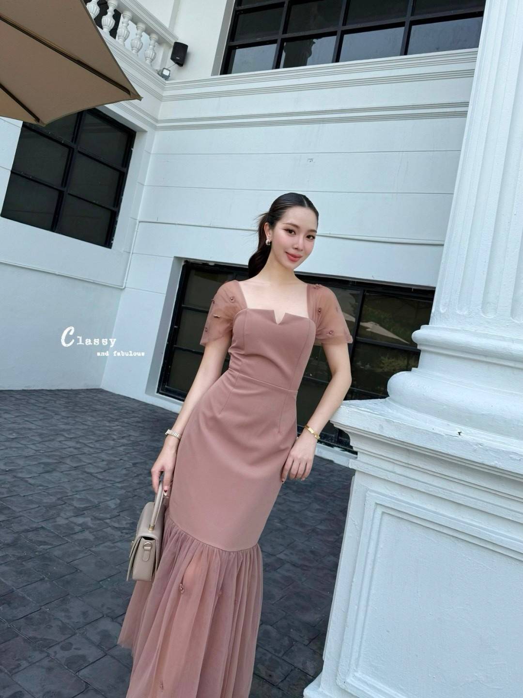 เดรสคอรูปหัวใจ ตรงไหล่เป็นผ้าซีทรูปิดไหล่ สามารถรูดขึ้นลงได้ ตรงผ้าติดดอกไม้ 3D สวยๆ ช่วงตัวเป็นผ้าพื้นอัดกาวอย่างดี และตรงปลายกระโปรงจับจีบผ้าซีทรูติดดอกไม้ 3D เหมือนผ้าตรงไหล่ค่ะ ช่วงอกมีฟองน้ำ ซับในทั้งตัว ซิปหลังใส่ง่ายค่ะ ชุดนี้สวยเก๋ ไม่ซ้ำใคร สวยสุ