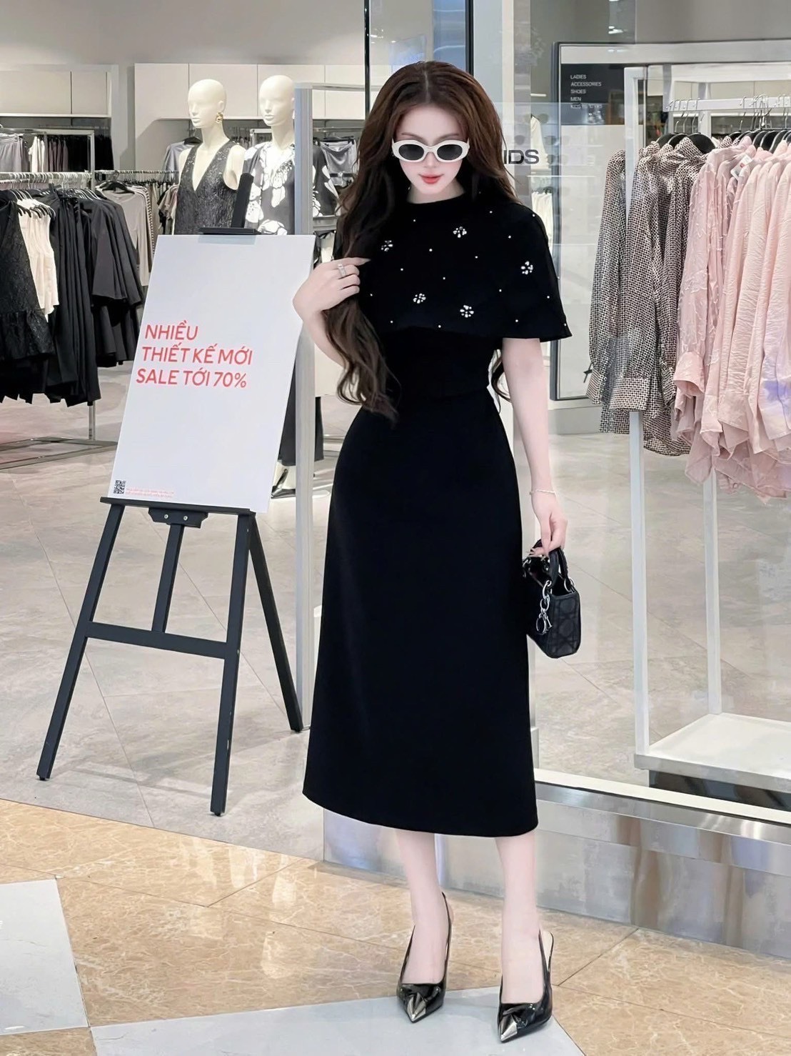 Ticha : Set 2 ชิ้น Maxi เดรสเดี่ยวสีดำ อกเสริมฟองน้ำ ซิปหลังช่อนอย่างดี อกเอวเข้ารูป ตัวกระโปรงบานออกเล็กน้อย มีชับใน เพิ่มความหรู ดูแพง ด้วยเสื้อคลุมไหล่ ดีเทลเดินตะเข็บนู้นๆออกมาเป็นตาราง แต่งเพชรและนุขสลับกัน มีกระดุมหลังมาพร้อมเข้มขัดผ้าสีเดียวกับชุด