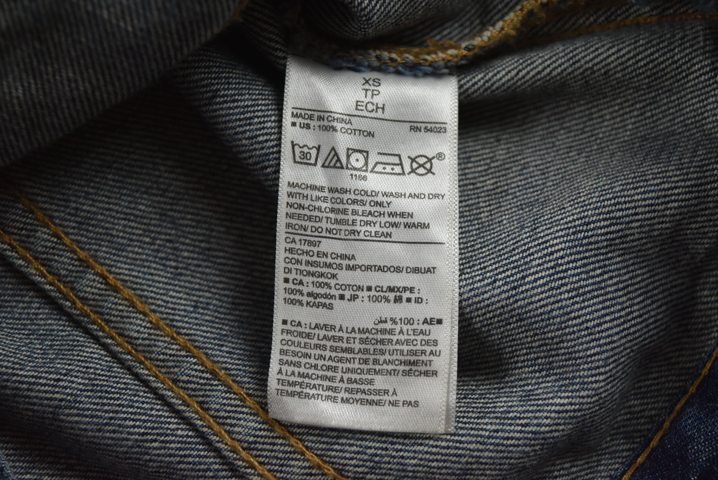 OLD NAVY อกจริง 34 ไซส์ XS เสื้อแจ็คเก็ตยีนส์ แขนยาว ผู้หญิง สีเข้ม เนื้อผ้านุ่มใส่สบาย ใส่คลุมกันแดด