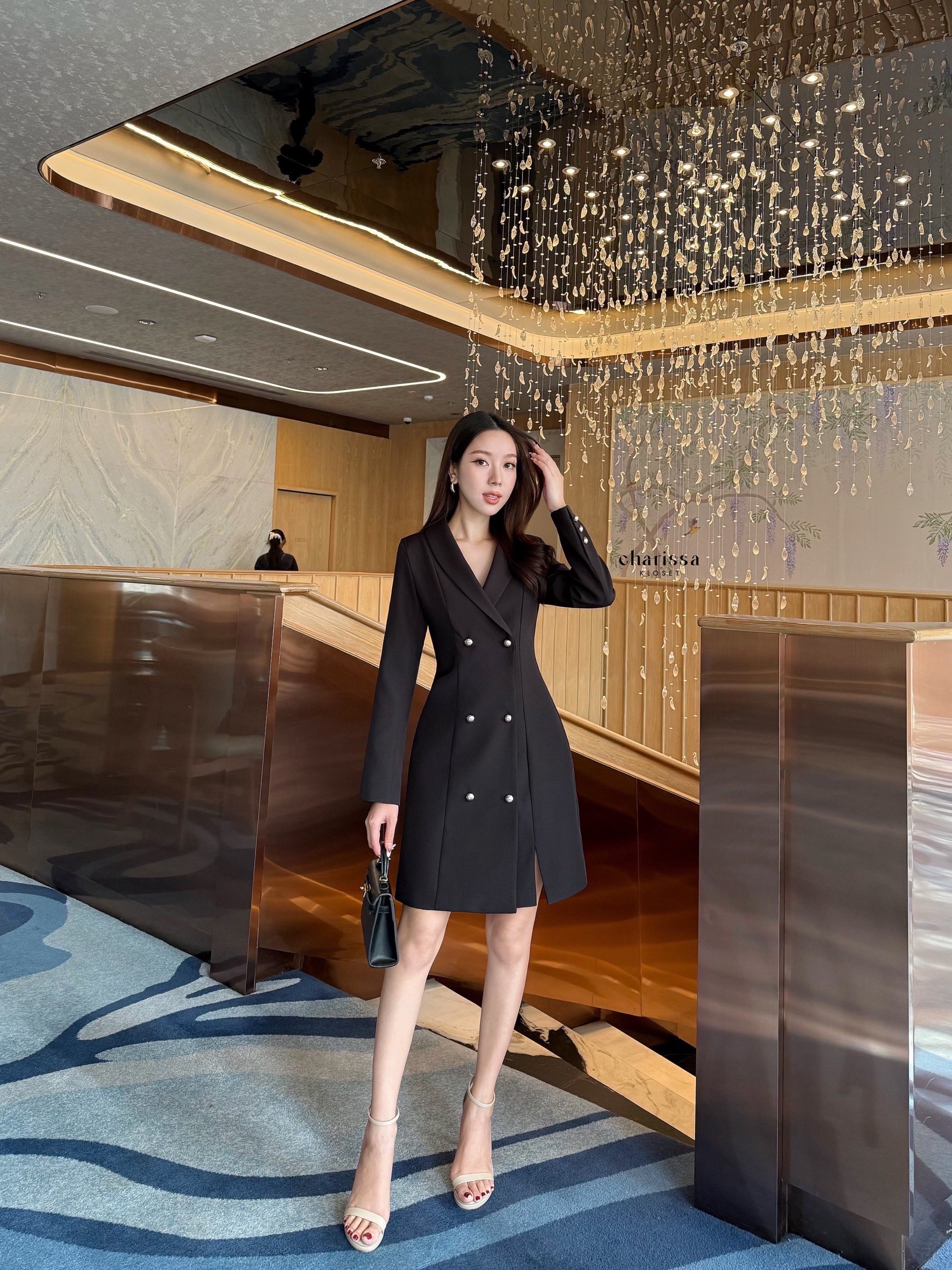 เดรสสูทอีกรุ่นที่แนะนำมาก ใส่ออกมาสวยเรียบหรูมากค่ะ เนื้อผ้าดี มีซับในทั้งชุด เป็นเดรสกระดุมหน้านะคะ มีผ่าด้านหน้าเล็กๆให้ลุคแอบเปรี้ยวนิดๆ แต่ยังดูสุภาพค่ะ กระดุมจริงด้านหน้าอะไหล่สีเงิน